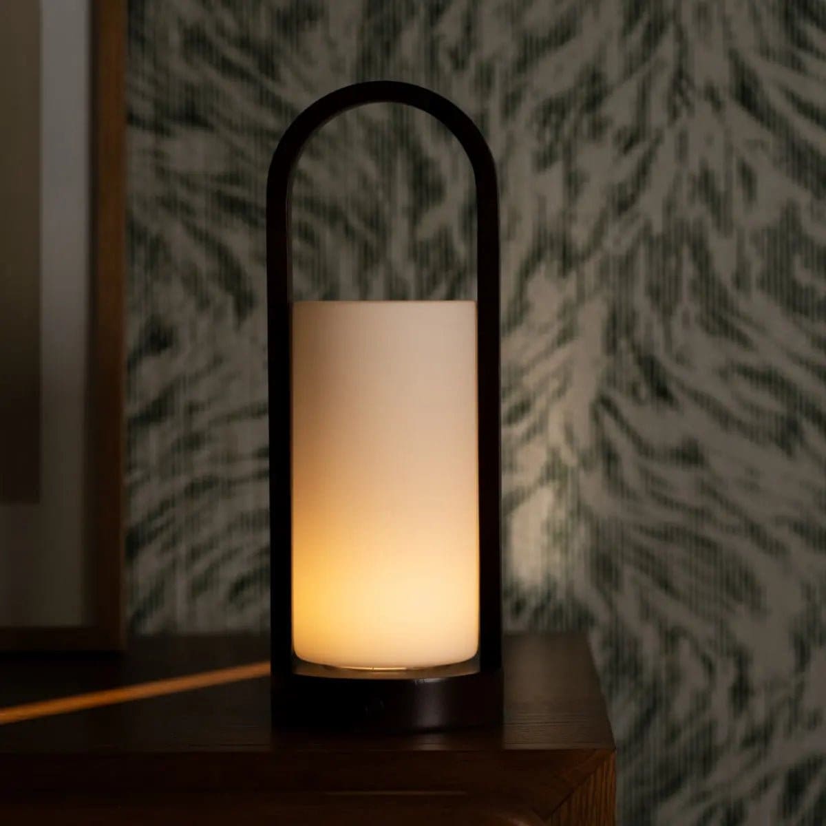 Lampe de table en bois rechargeable Evie marron foncé – Intensité variable et sans fil