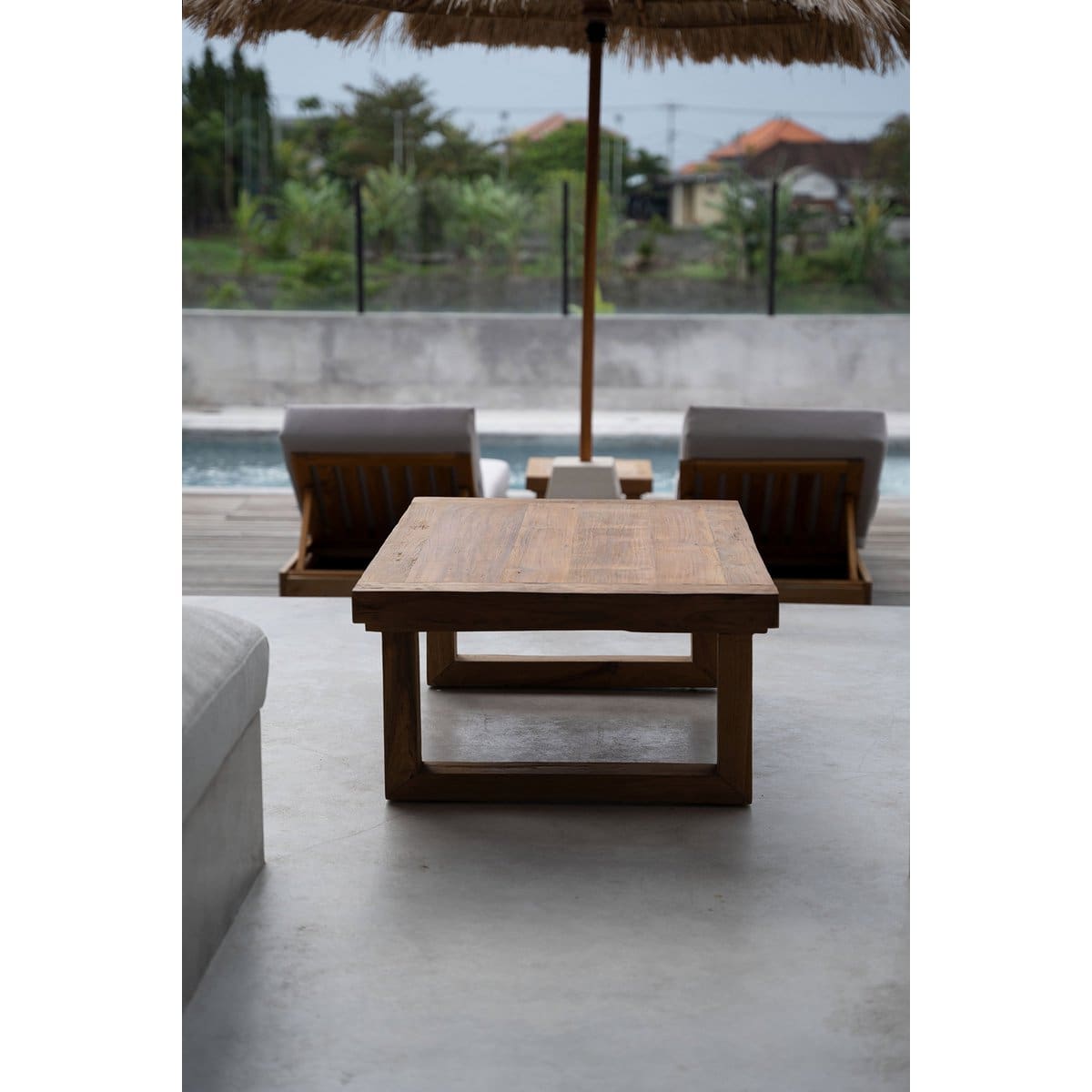 La table basse en teck récupéré – Naturel