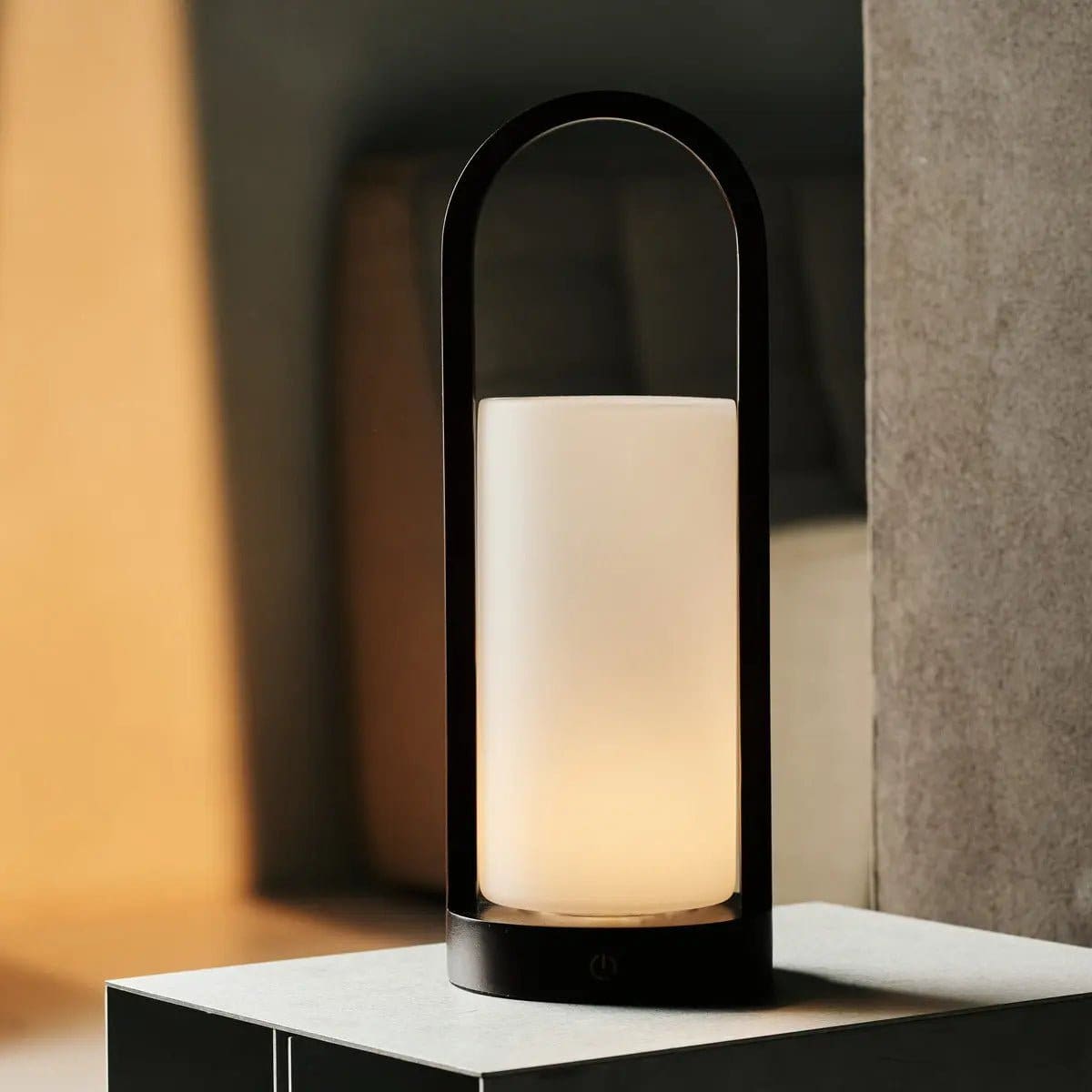 Lampe de table en bois rechargeable Evie marron foncé – Intensité variable et sans fil