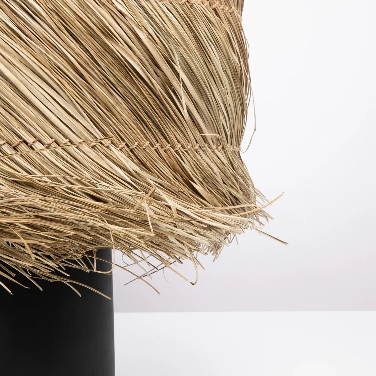 Élégance organique – Lampe Pandan avec abat-jour tressé et base noire