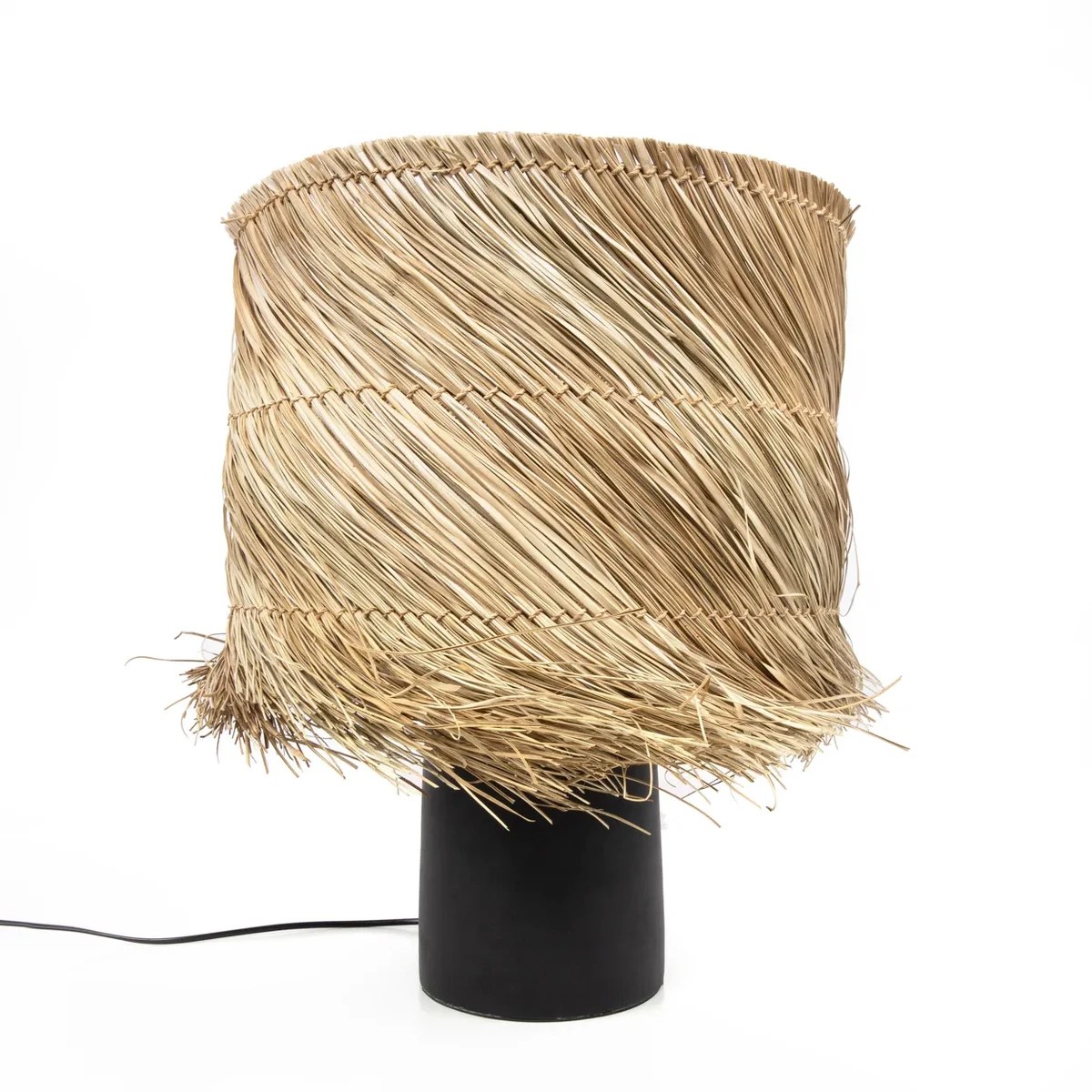 Élégance organique – Lampe Pandan avec abat-jour tressé et base noire