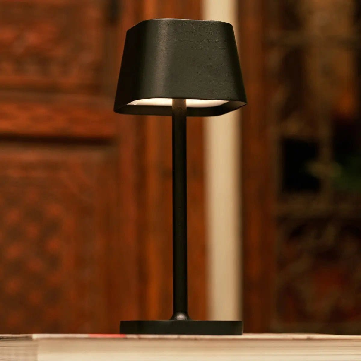 Lampe de table sans fil rechargeable Ava Black – Design minimaliste et lumière modulable (pièce neuve)