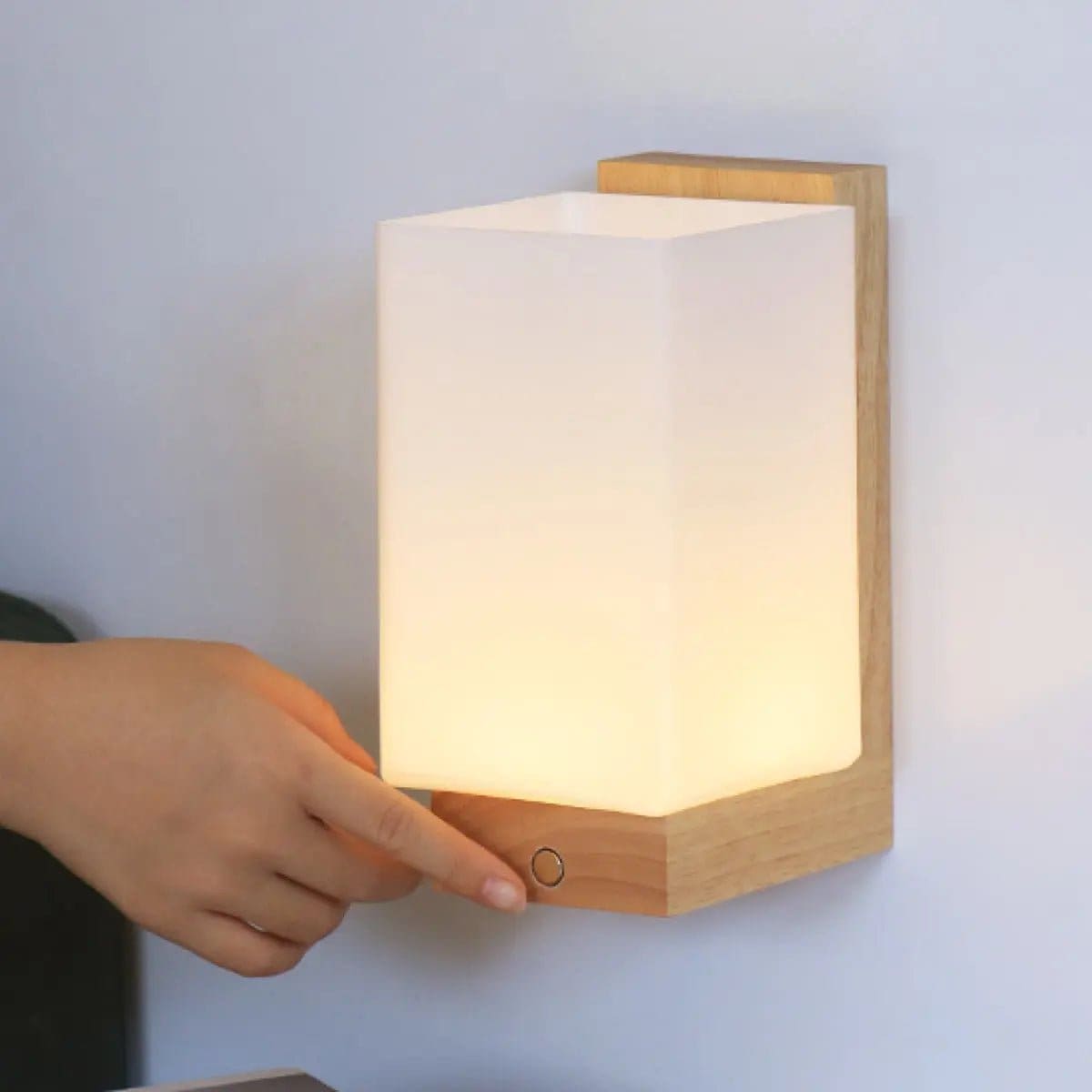 Lampe murale scandinave sans fil en bois et verre givré – création neuve Wainten