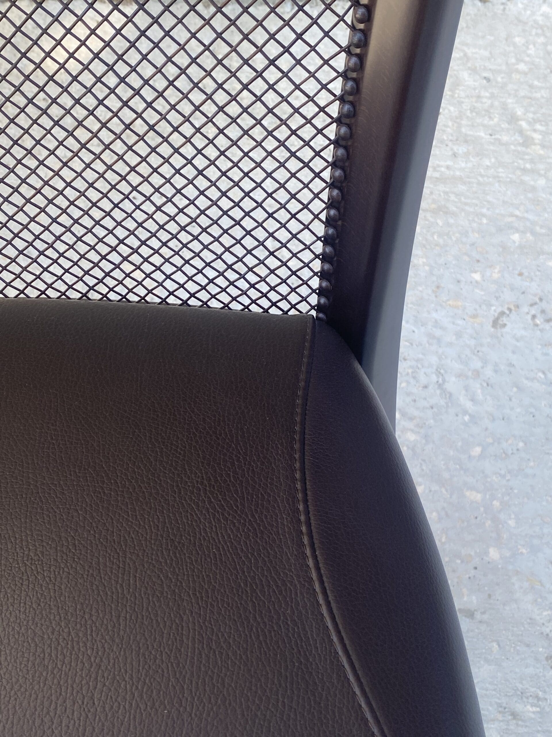 Paire de chaises Promemoria en cuir et acajou – Fait main à Côme (état exceptionnel)