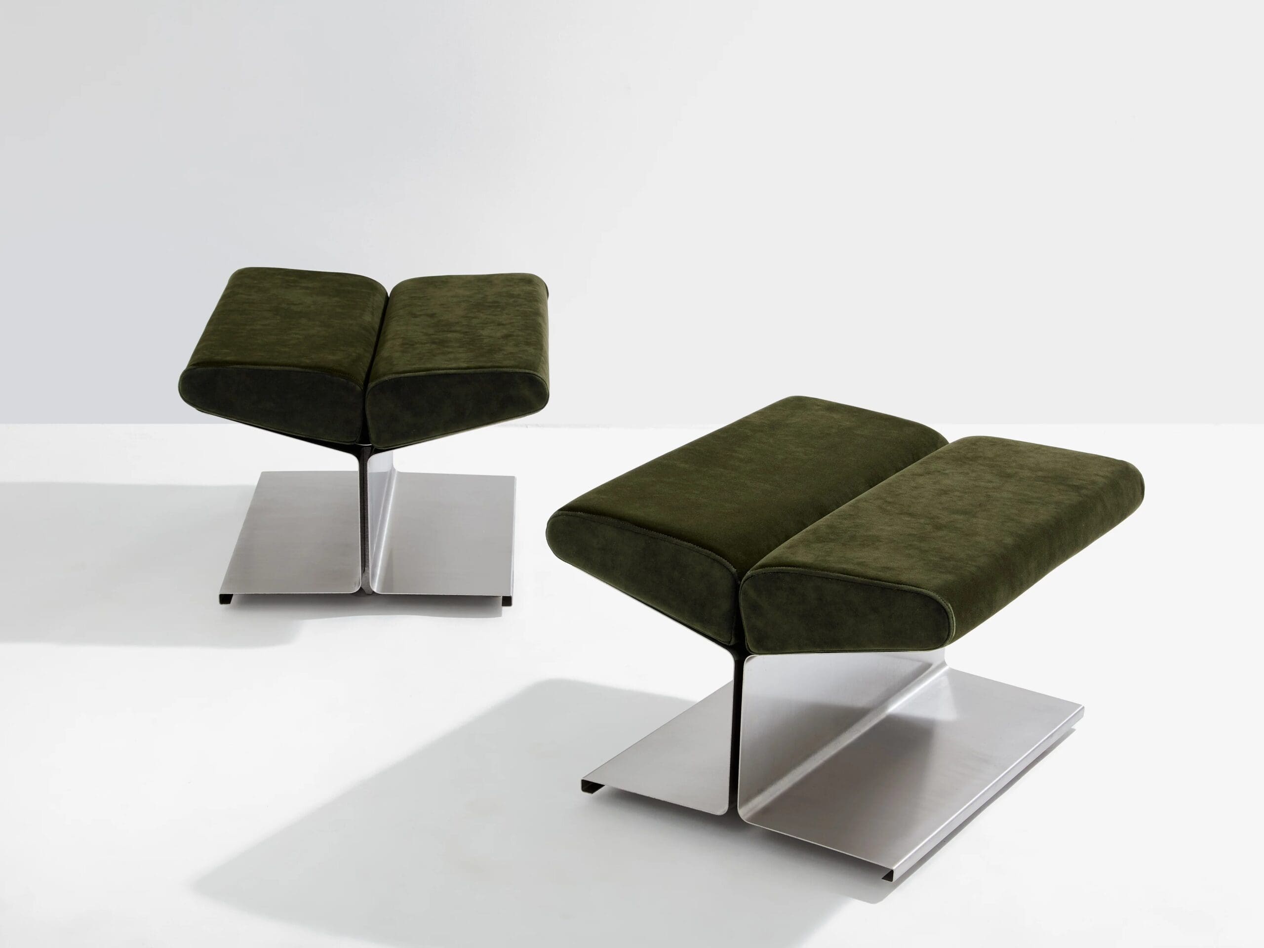 Paire d’ottomans design par Paul Geoffroy en acier et alcantara – 1975