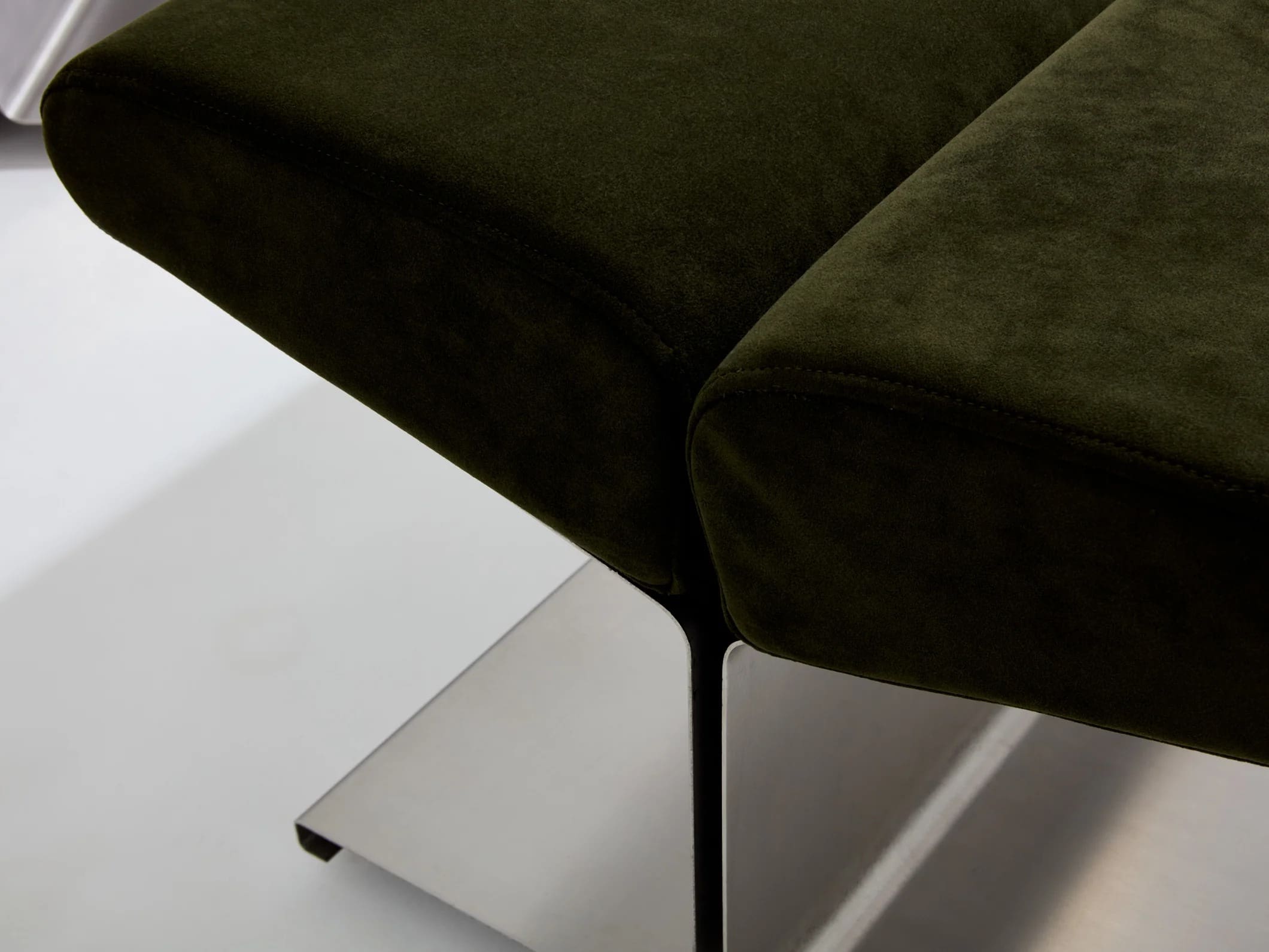 Paire d’ottomans design par Paul Geoffroy en acier et alcantara – 1975