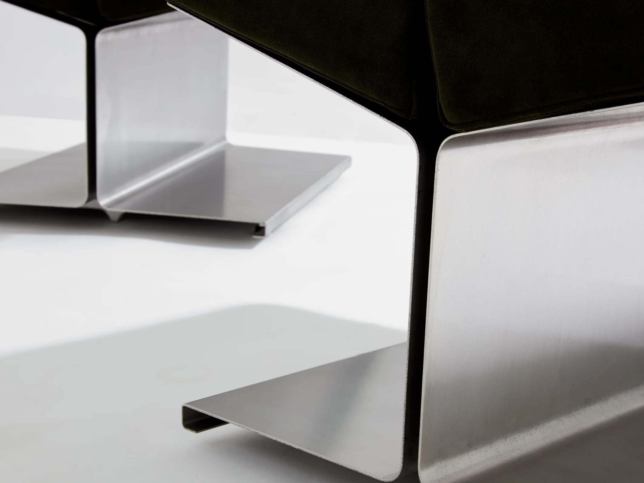 Paire d’ottomans design par Paul Geoffroy en acier et alcantara – 1975