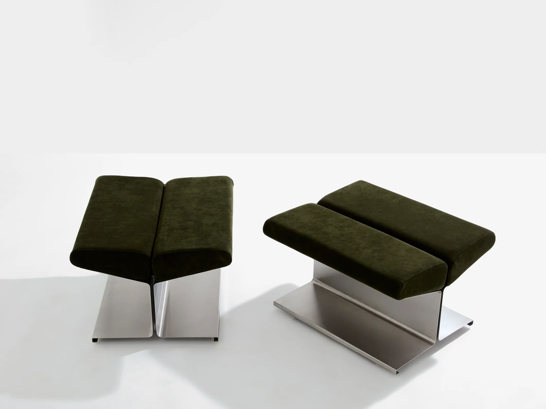 Paire d’ottomans design par Paul Geoffroy en acier et alcantara – 1975