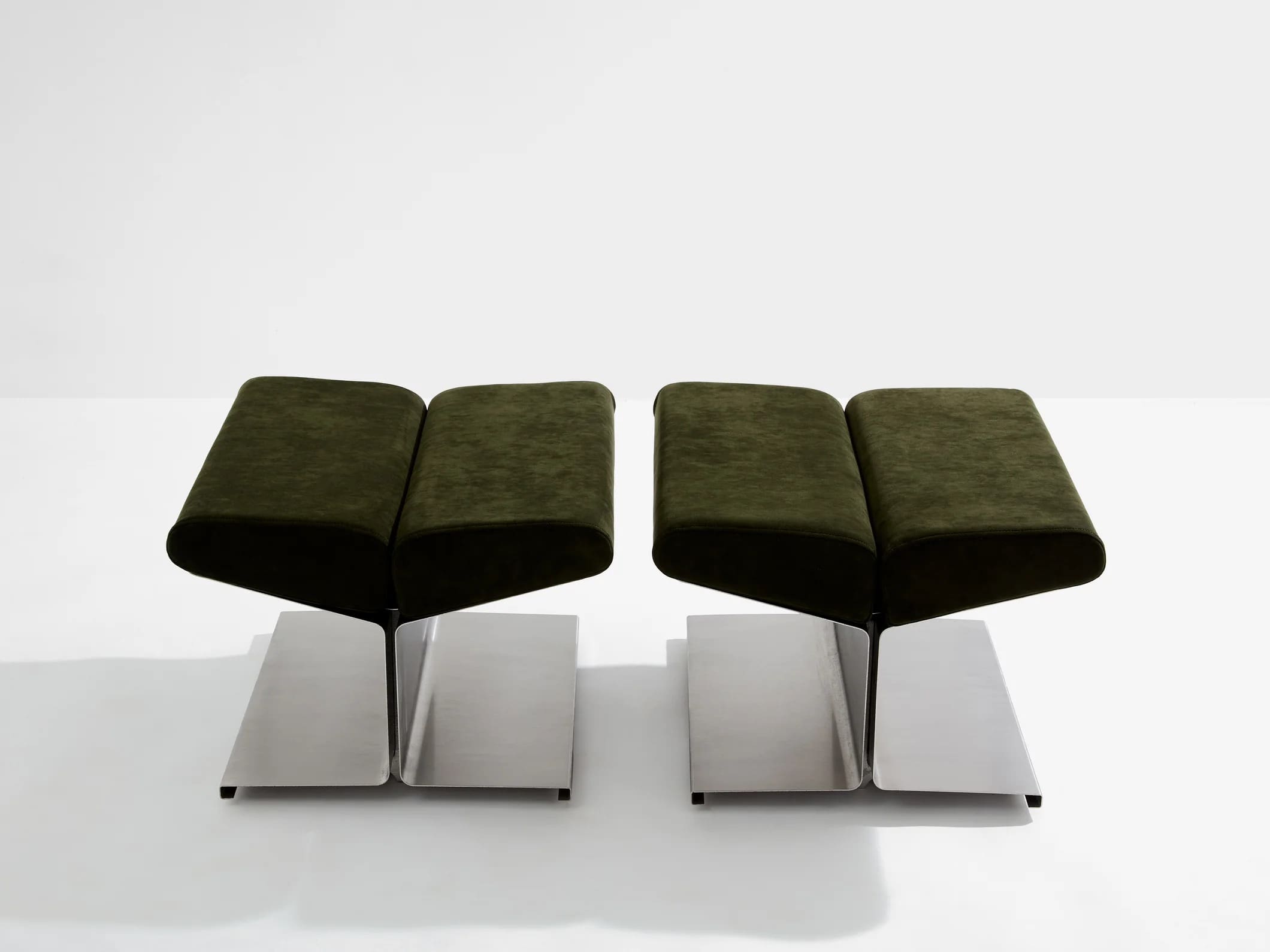 Paire d’ottomans design par Paul Geoffroy en acier et alcantara – 1975