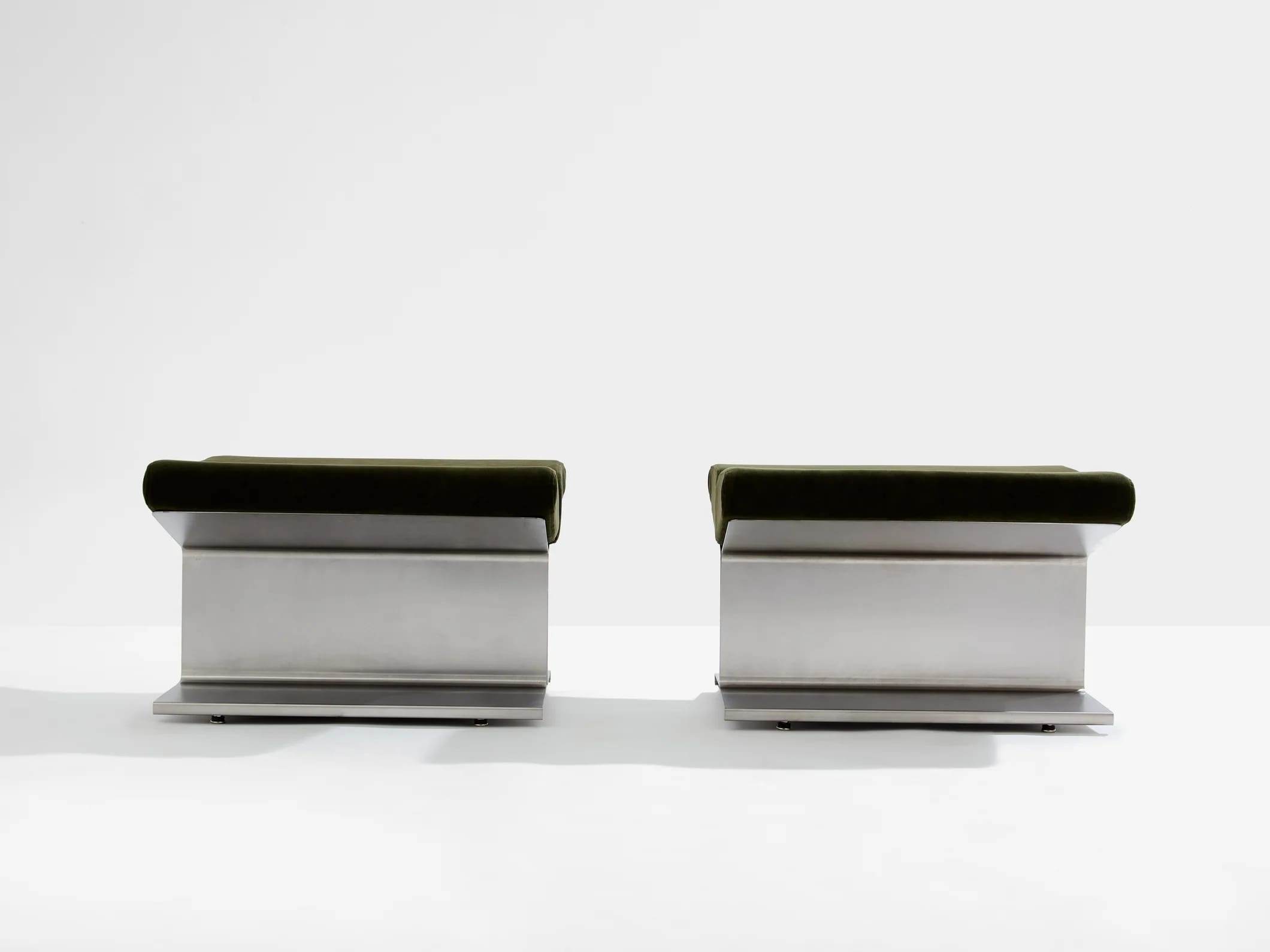 Paire d’ottomans design par Paul Geoffroy en acier et alcantara – 1975