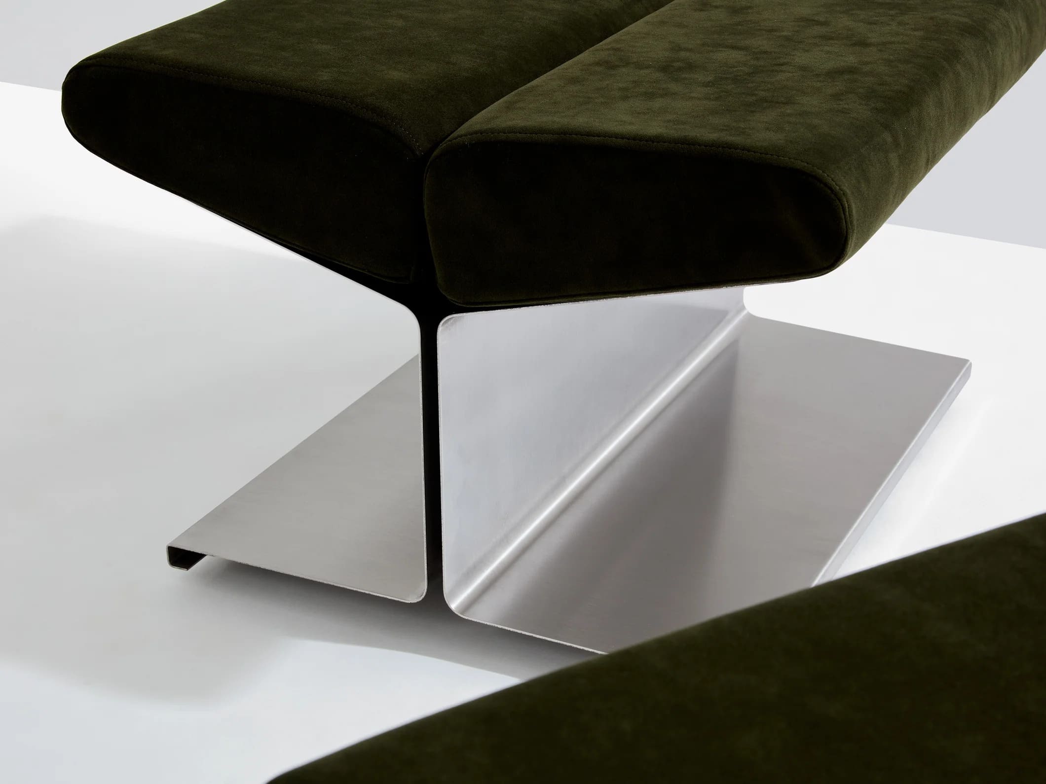 Paire d’ottomans design par Paul Geoffroy en acier et alcantara – 1975