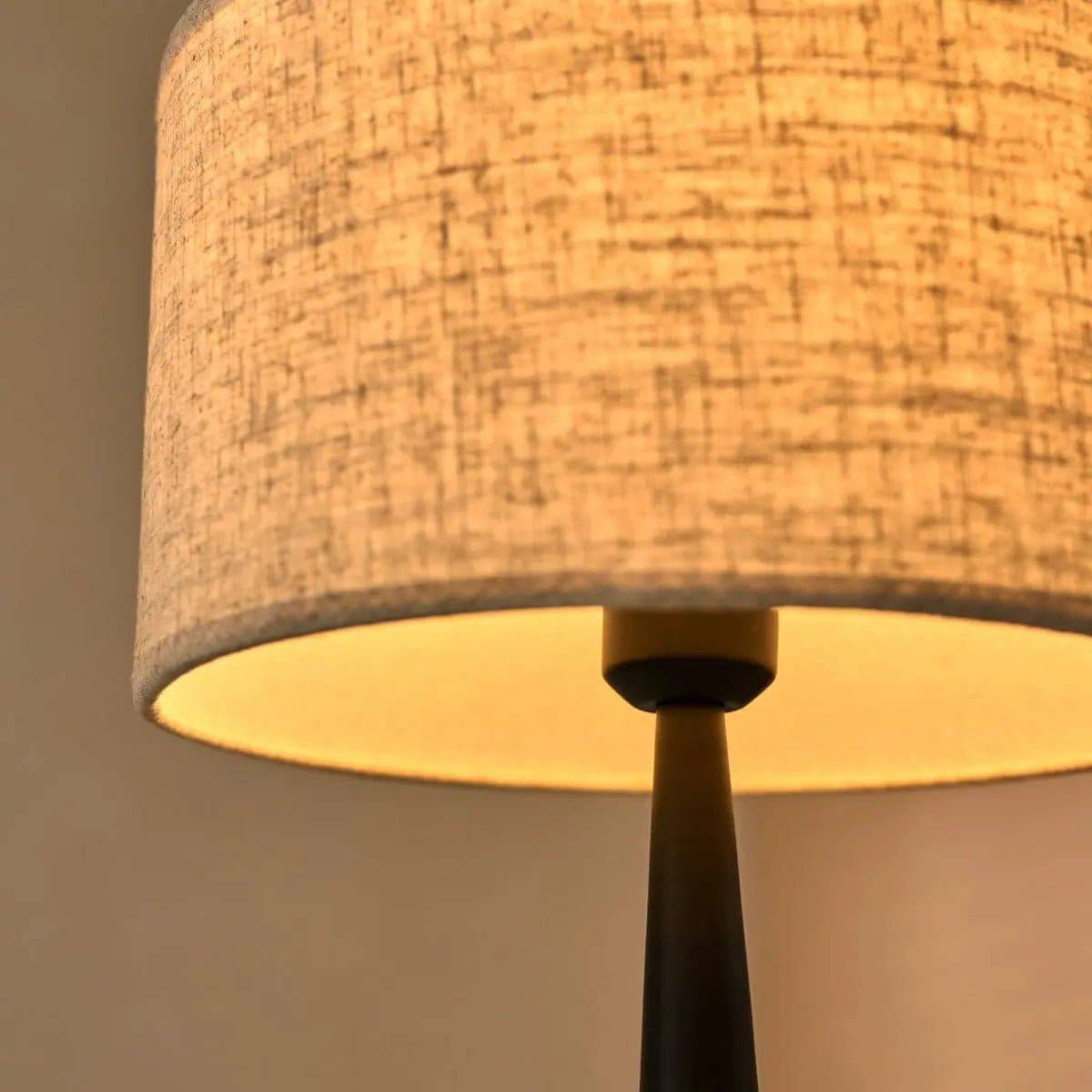 Lampe Jacob noire avec abat-jour beige – Éclairage élégant et chaleureux (pièce neuve)