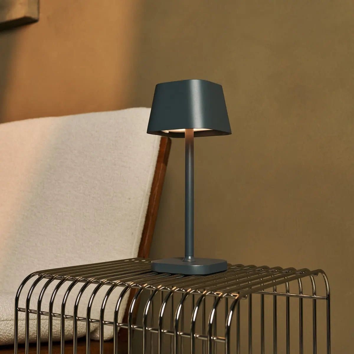 Sobriété et modernité – Lampe rechargeable en métal gris, création neuve Tavellio