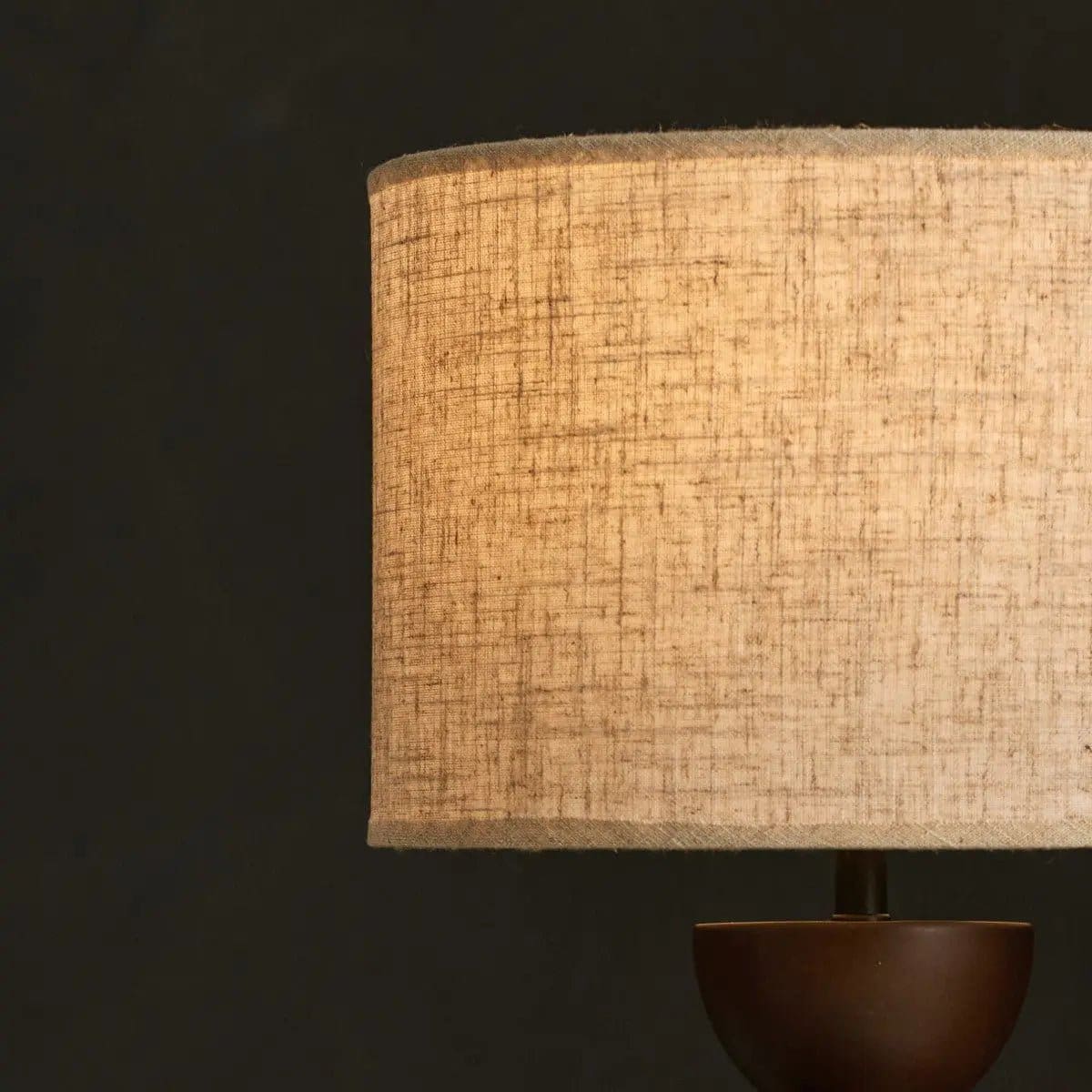 Lampe de table en bois brun foncé Kai – Abat-jour sable, création artisanale neuve