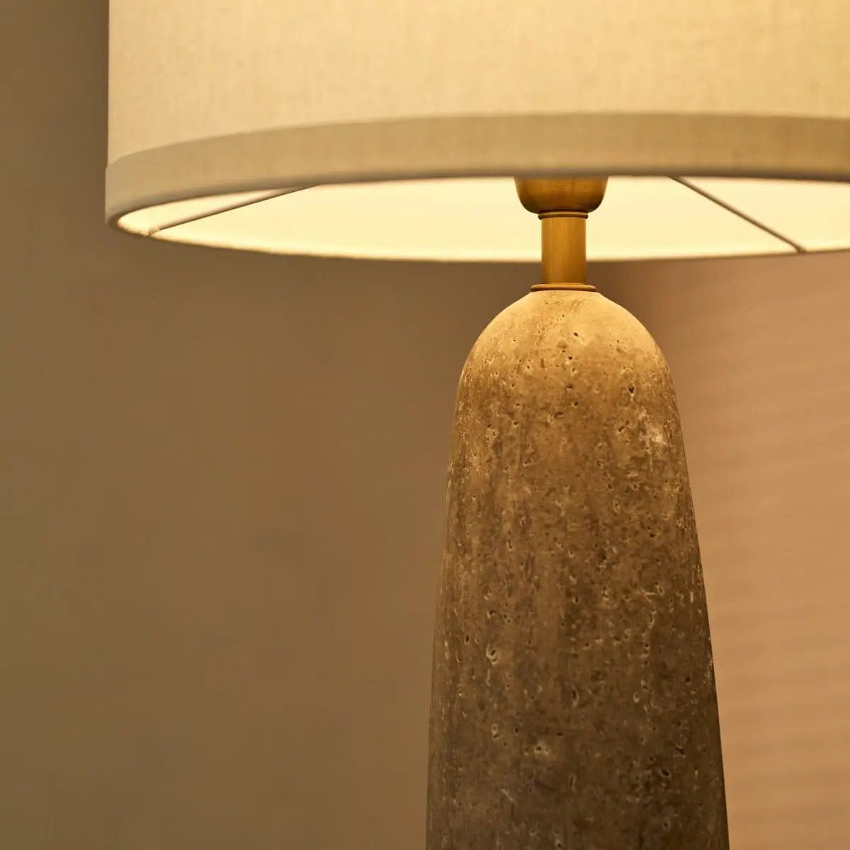 Isla – Lampe en travertin massif avec abat-jour en coton, élégance intemporelle (pièce neuve)
