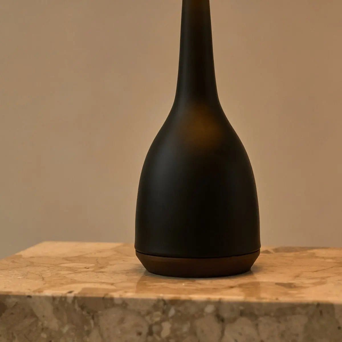 Lampe Jacob noire avec abat-jour beige – Éclairage élégant et chaleureux (pièce neuve)