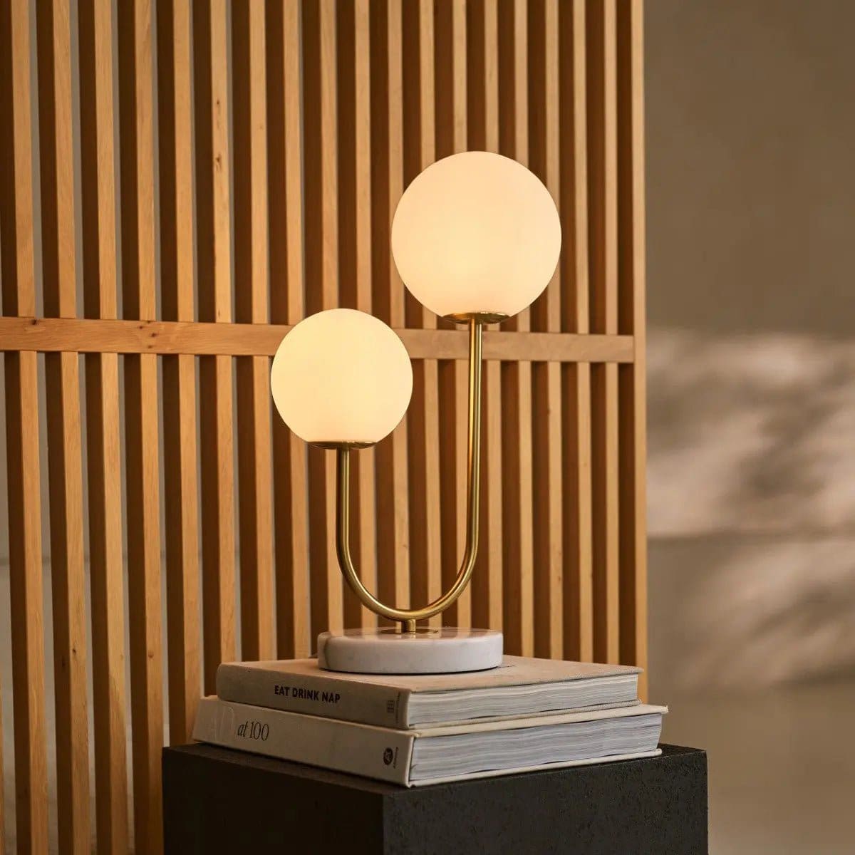 Duo Lumineux – Lampe de table Giorgia en marbre et métal doré, élégance moderne