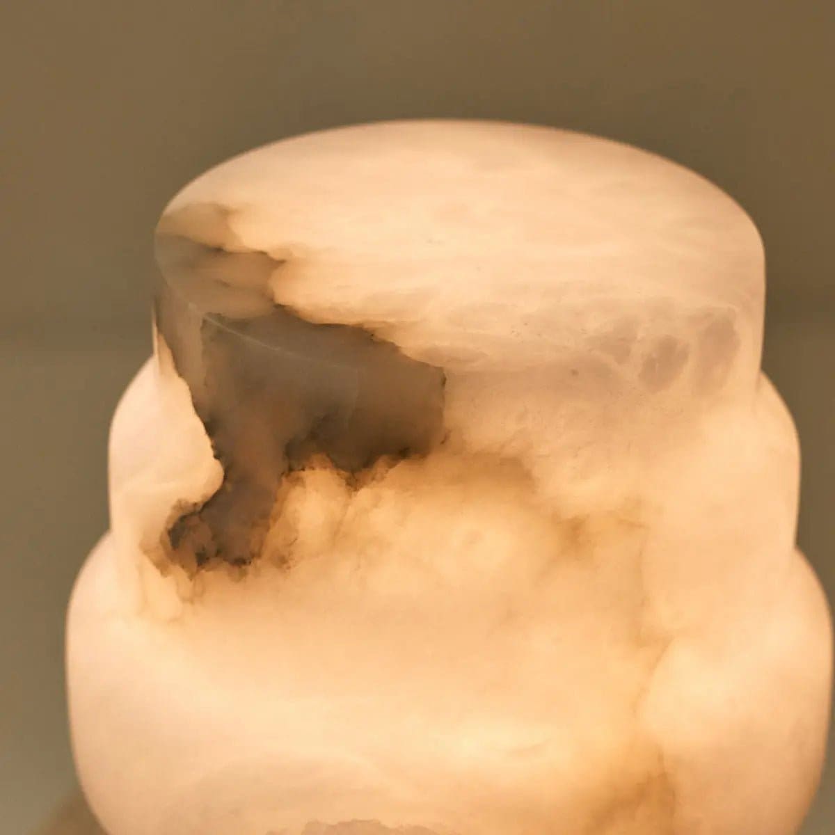 Lumière et Matière – Lampe Alessandra en albâtre naturel, design moderne et unique