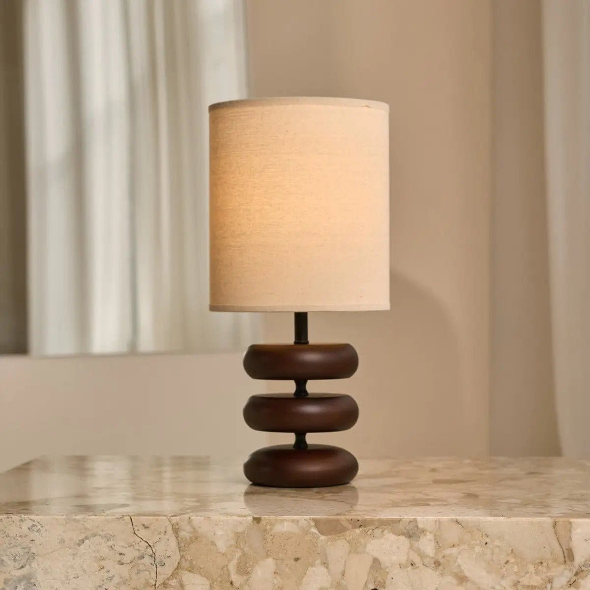 Lampe à table en bois brun foncé Lara avec nuance de lin à crème – Éclairage de la maison rustique