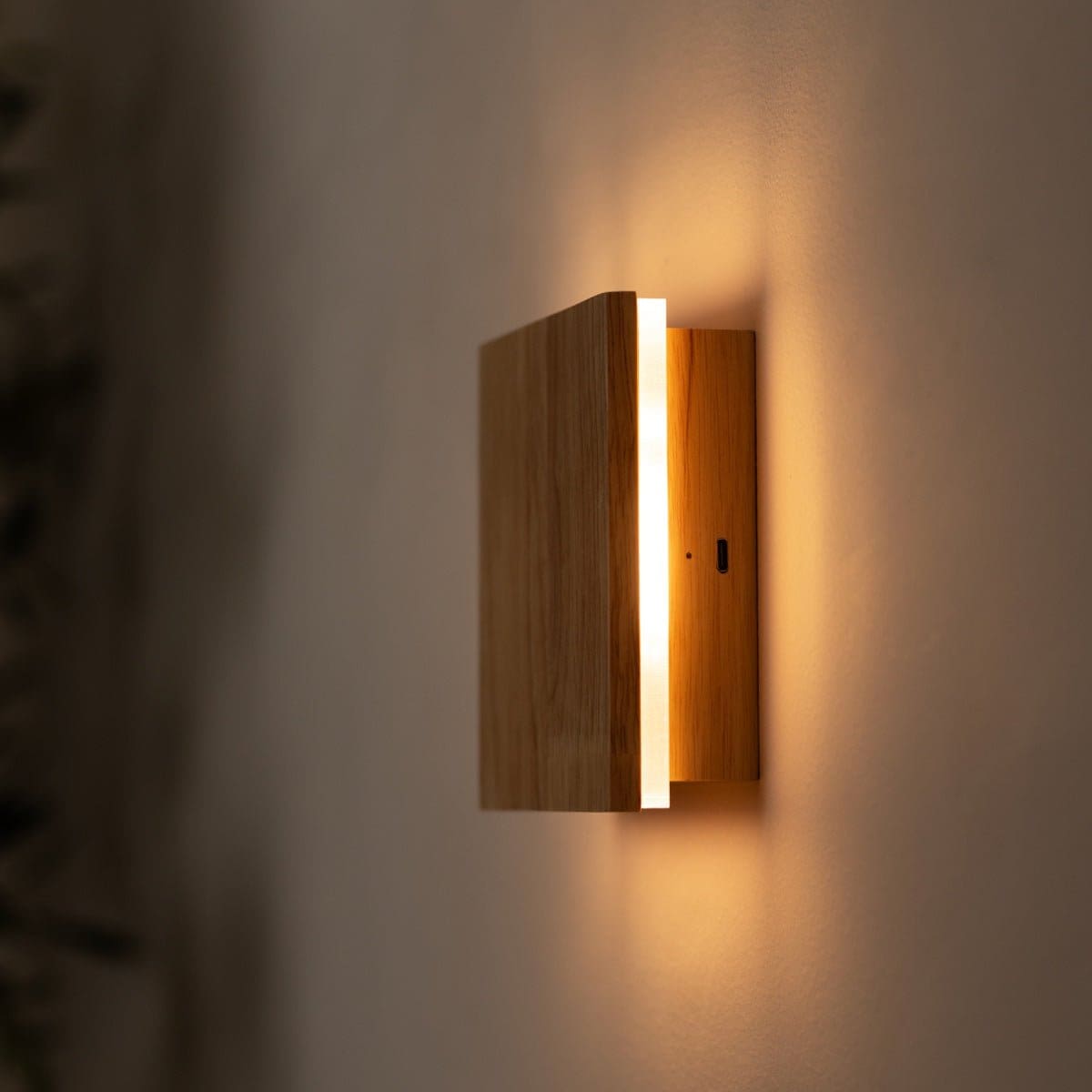 Lampe murale sans fil rechargeable en bois brun clair – Design minimaliste, dimmable et artisanal (pièce neuve)
