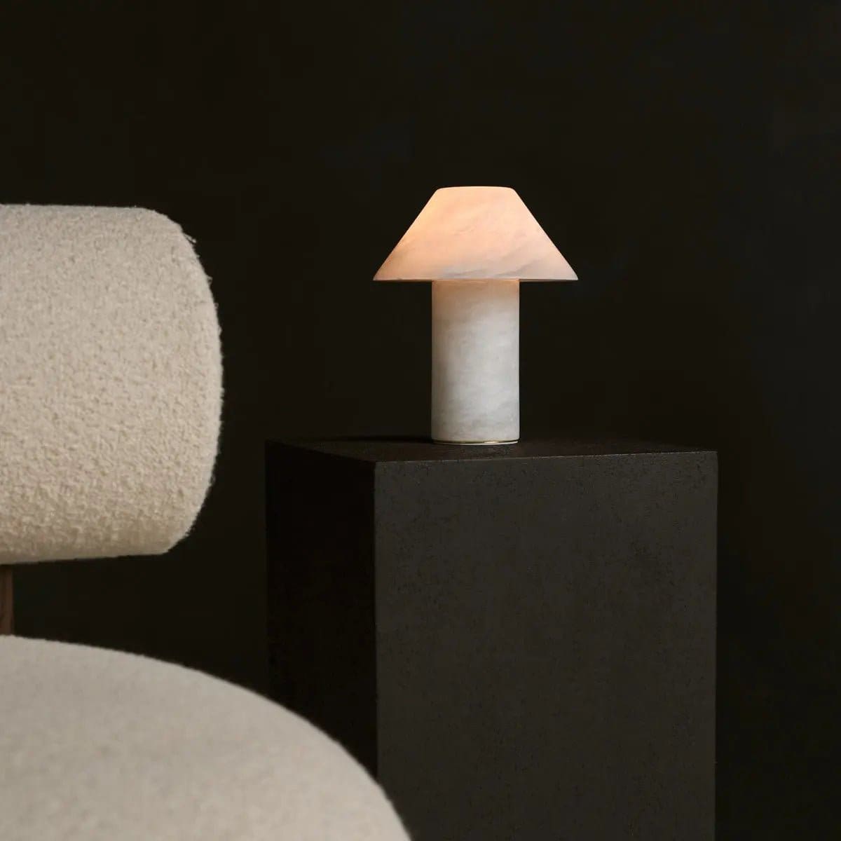 Élégance Translucide – Lampe de table Eleonora en albâtre, éclat raffiné et fabrication artisanale
