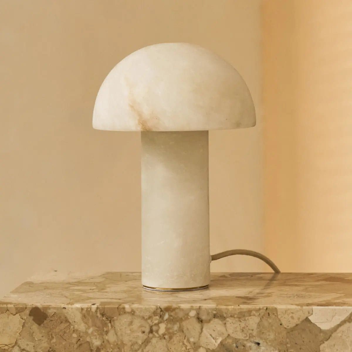 Francesco – Lampe en albâtre sculpté, diffusion douce et élégante (pièce unique neuve)