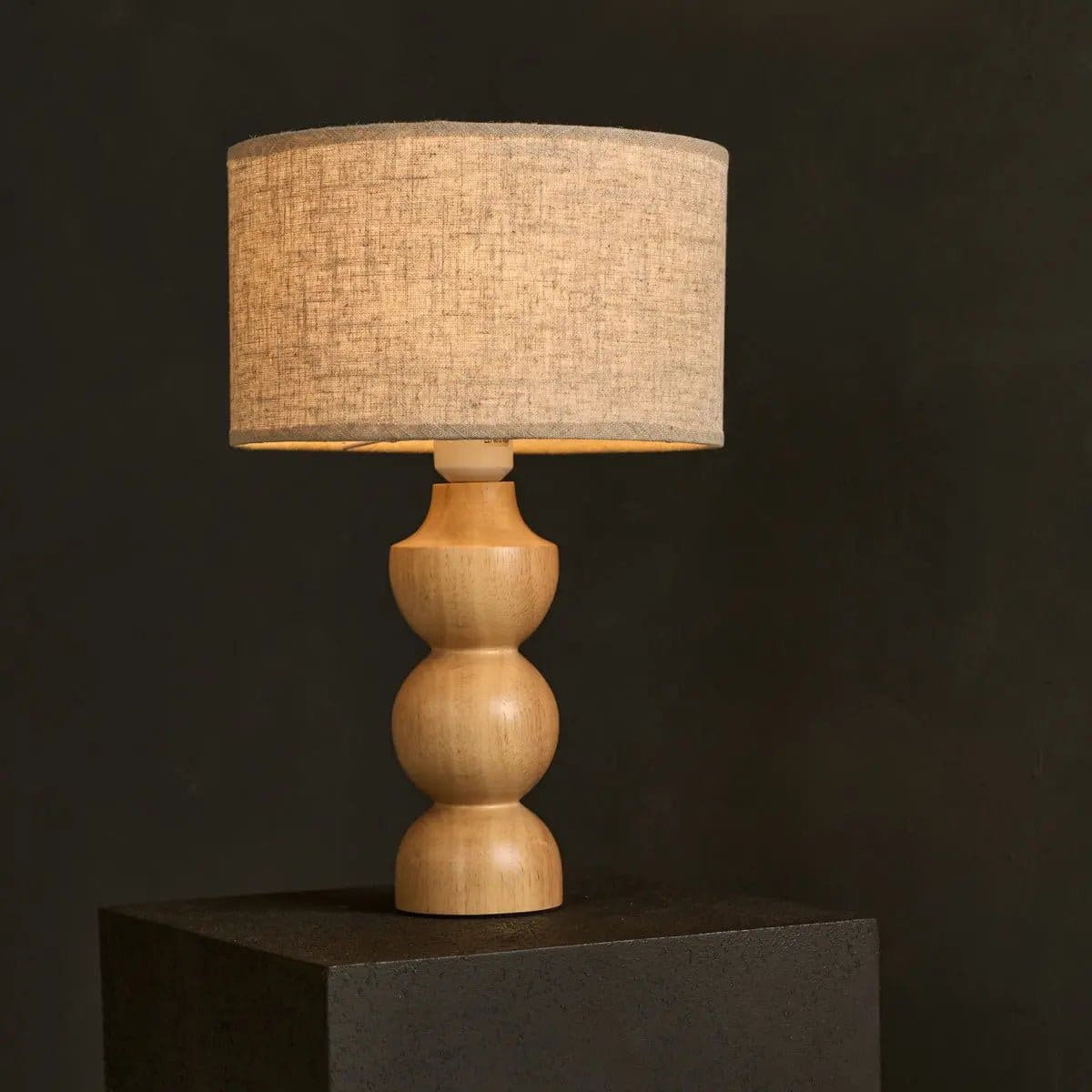 Jeux de Formes – Lampe Oliver en bois naturel et lin beige, charme intemporel
