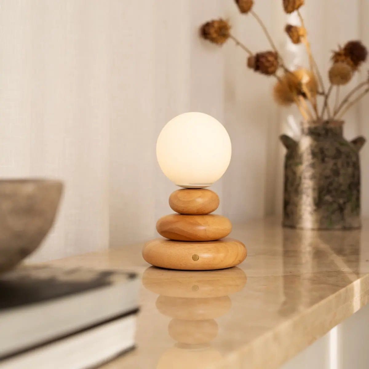 Lumière en Équilibre – Lampe rechargeable Isabella en bois caoutchouc et verre, design artisanal neuf