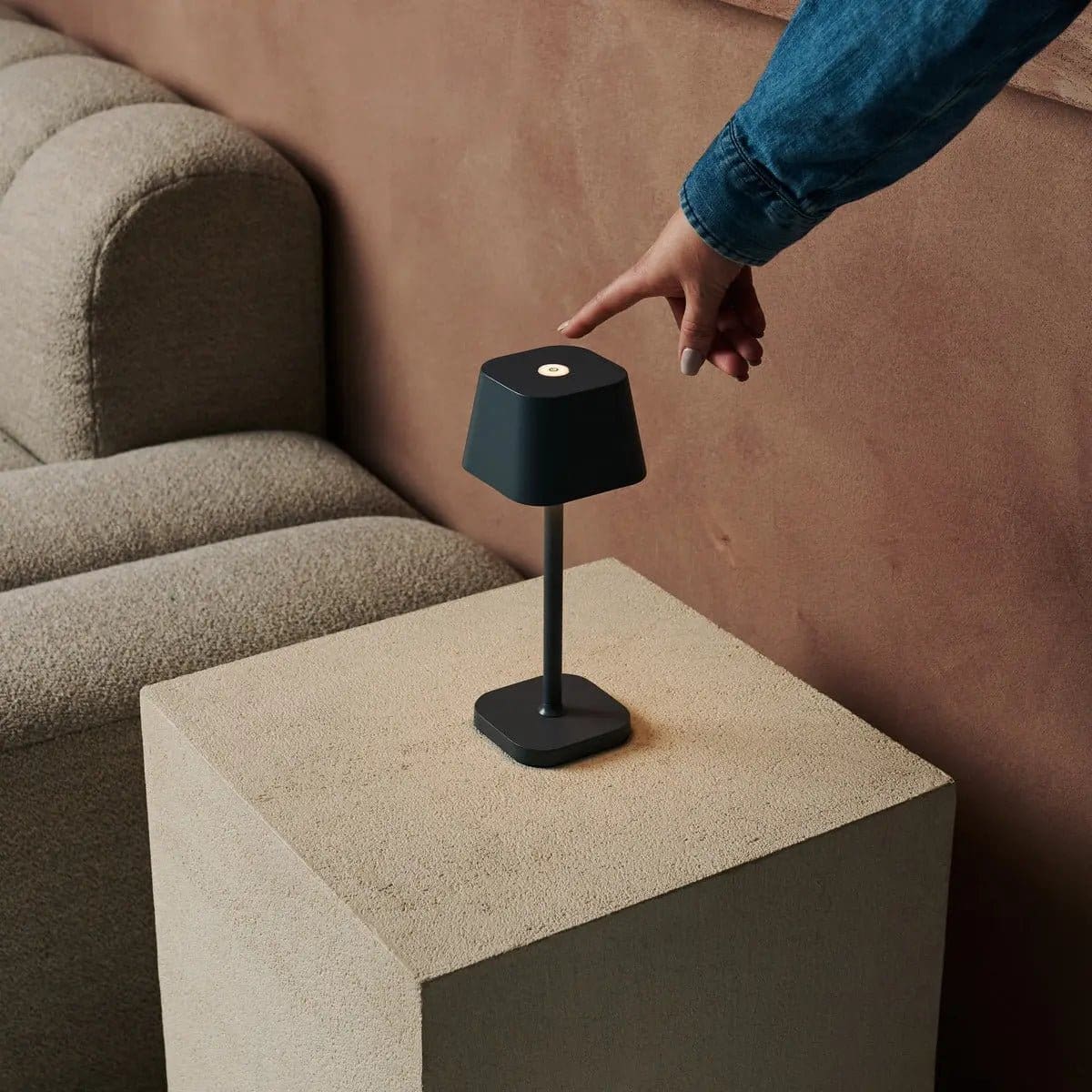 Sobriété et modernité – Lampe rechargeable en métal gris, création neuve Tavellio