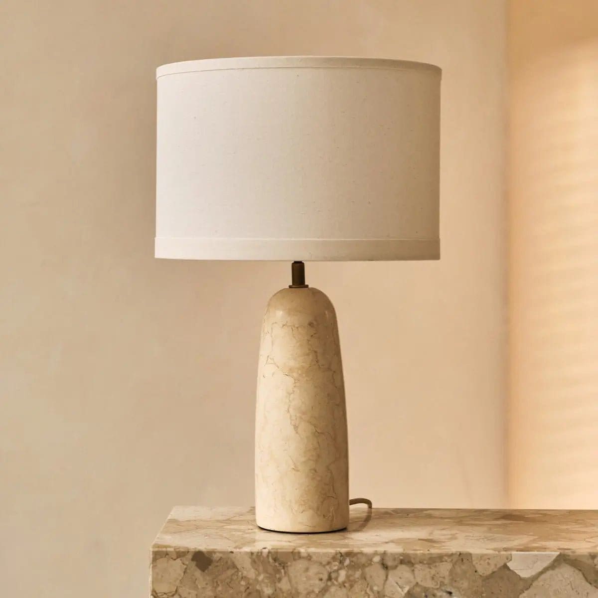 Élégance Minérale – Lampe à poser Charlotte en marbre naturel et coton beige