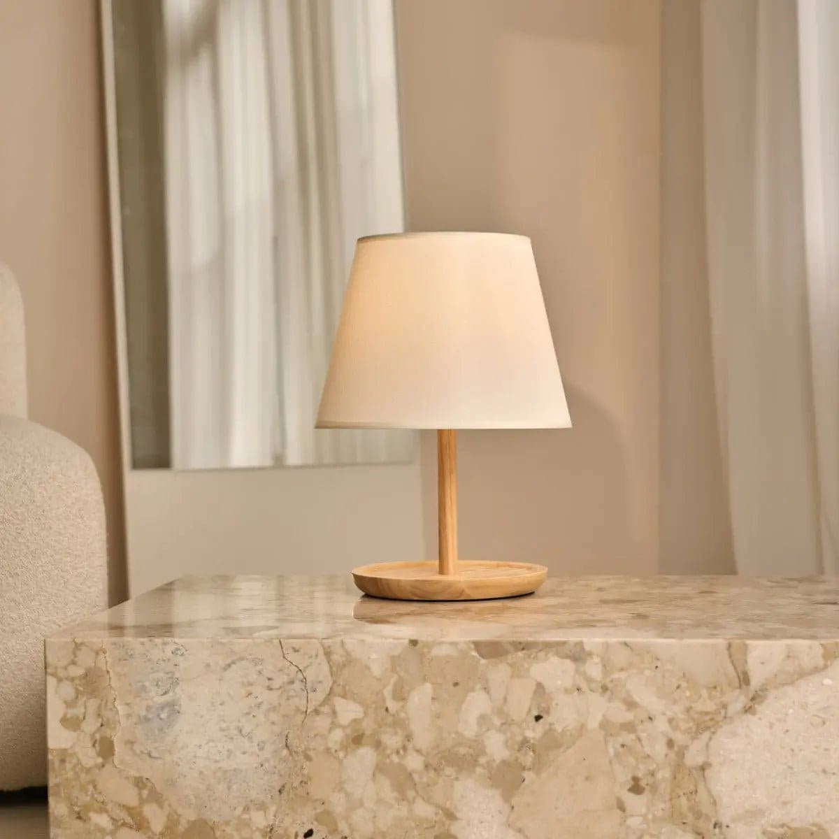 Lumière authentique – Lampe Emily avec base boisée et abat-jour crème (édition neuve)