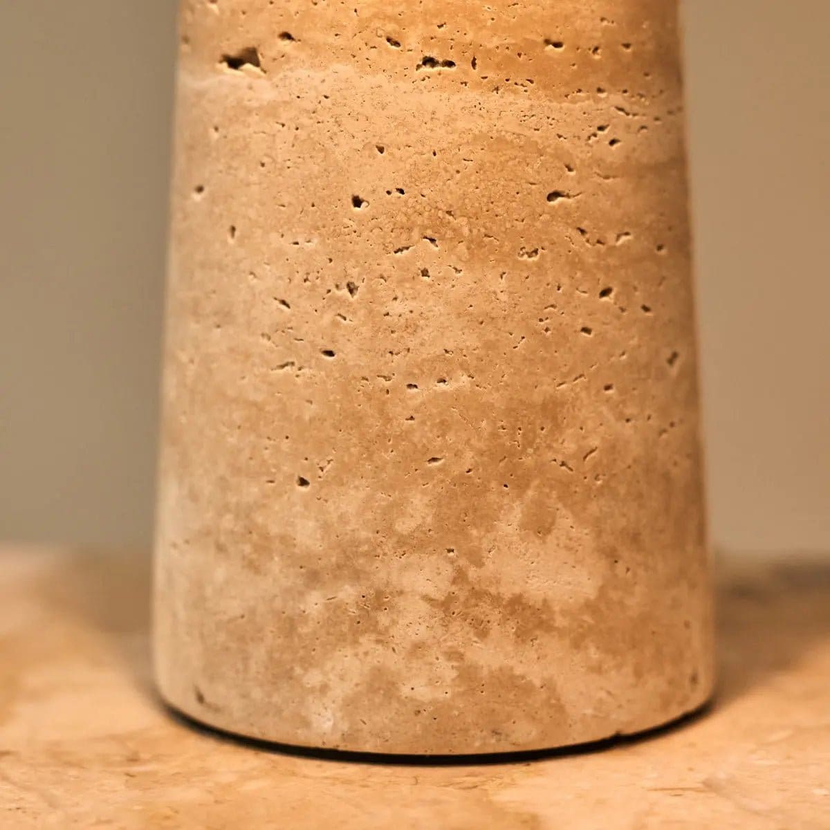 Lampe en travertin Emily – Design élégant fait à la main avec abat-jour en verre (pièce neuve)