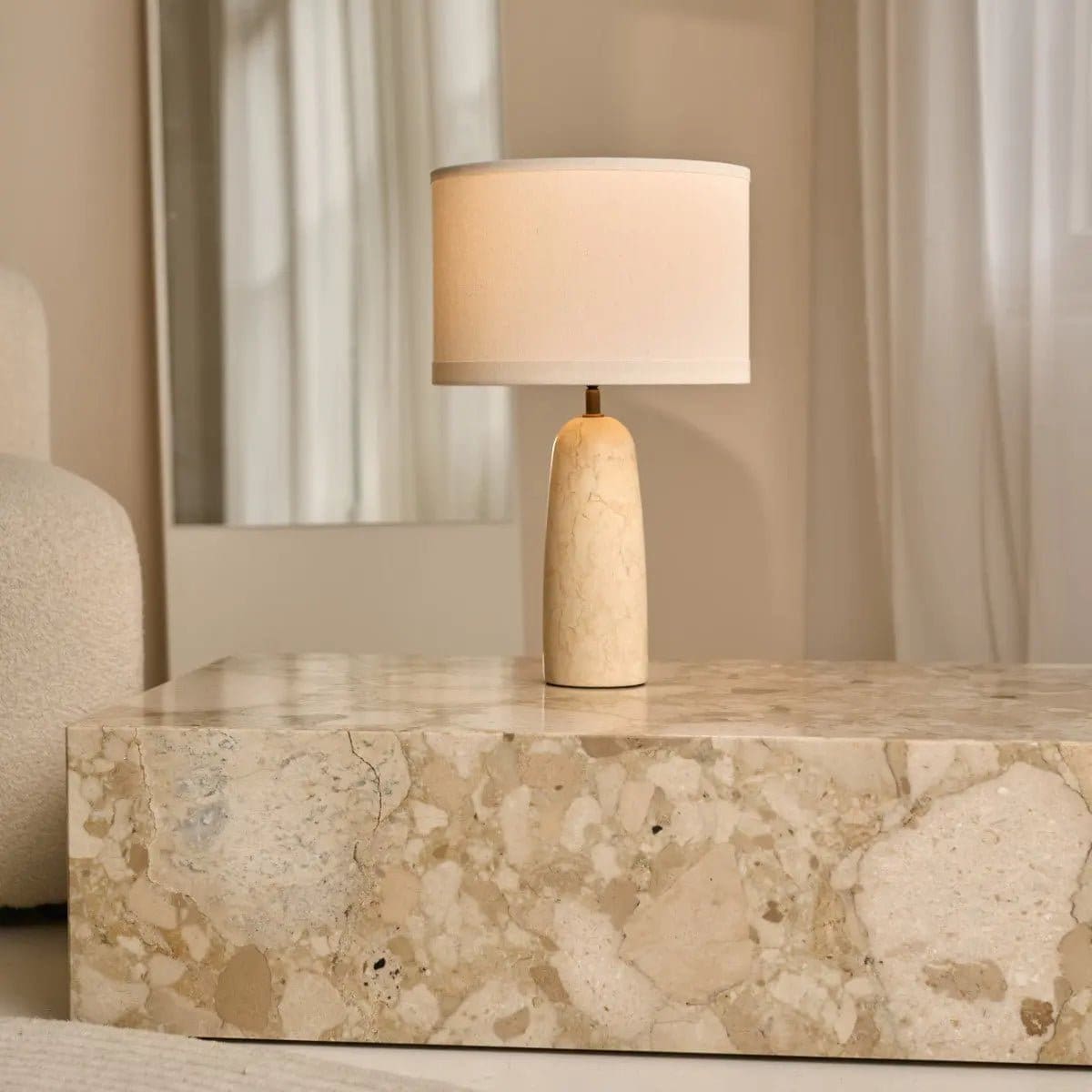 Élégance Minérale – Lampe à poser Charlotte en marbre naturel et coton beige