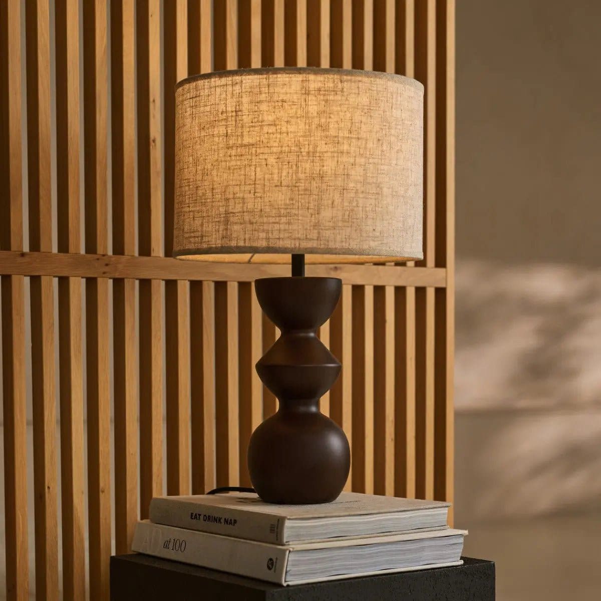 Lampe de table en bois brun foncé Kai – Abat-jour sable, création artisanale neuve