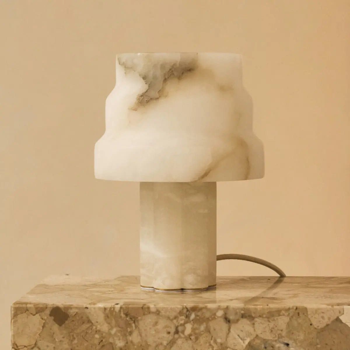 Lumière et Matière – Lampe Alessandra en albâtre naturel, design moderne et unique