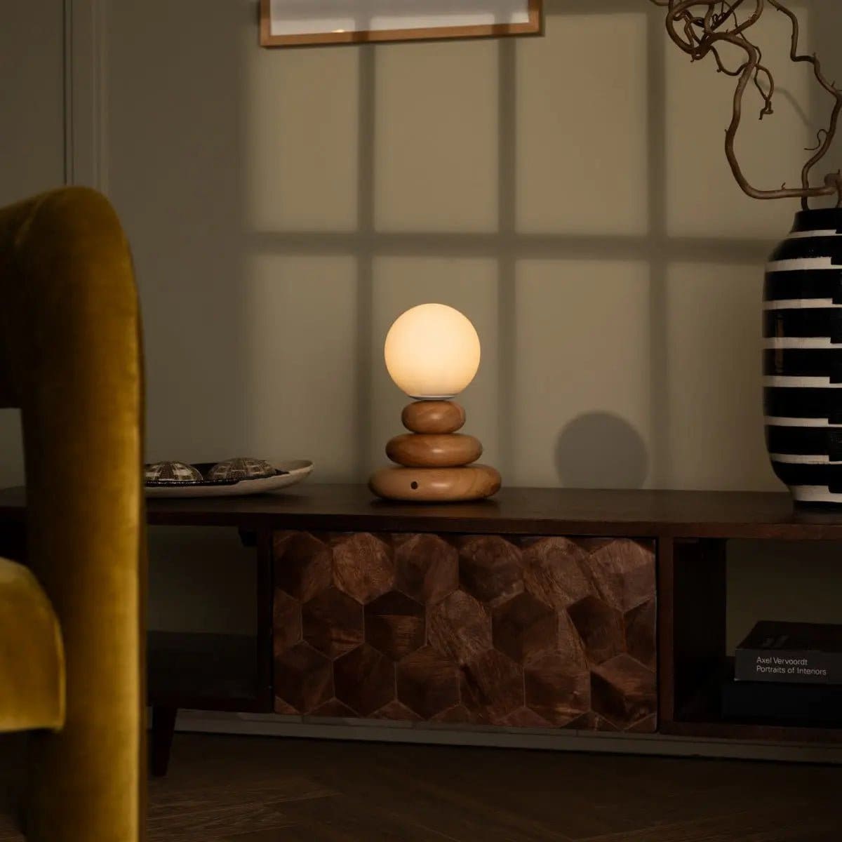 Lumière en Équilibre – Lampe rechargeable Isabella en bois caoutchouc et verre, design artisanal neuf