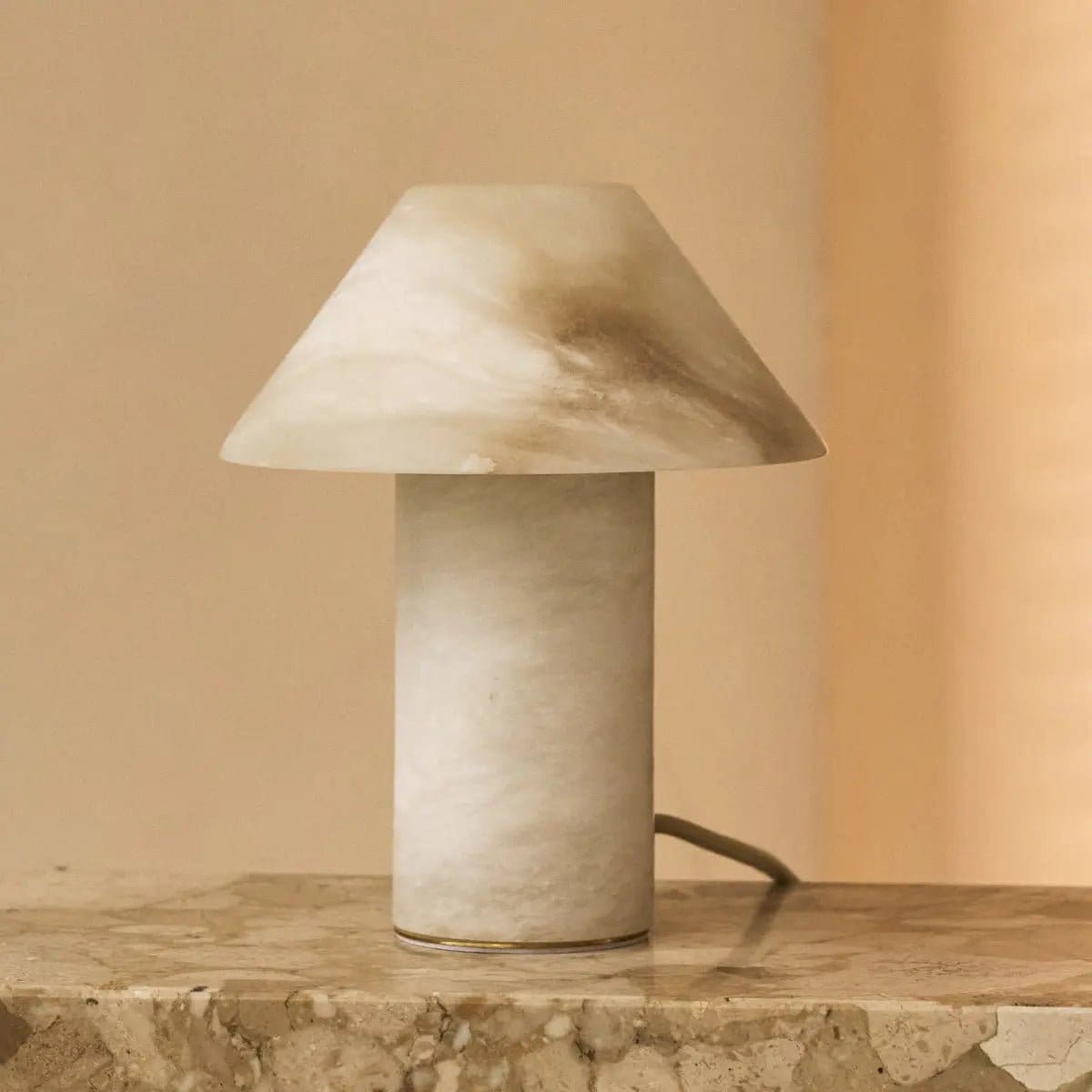 Élégance Translucide – Lampe de table Eleonora en albâtre, éclat raffiné et fabrication artisanale
