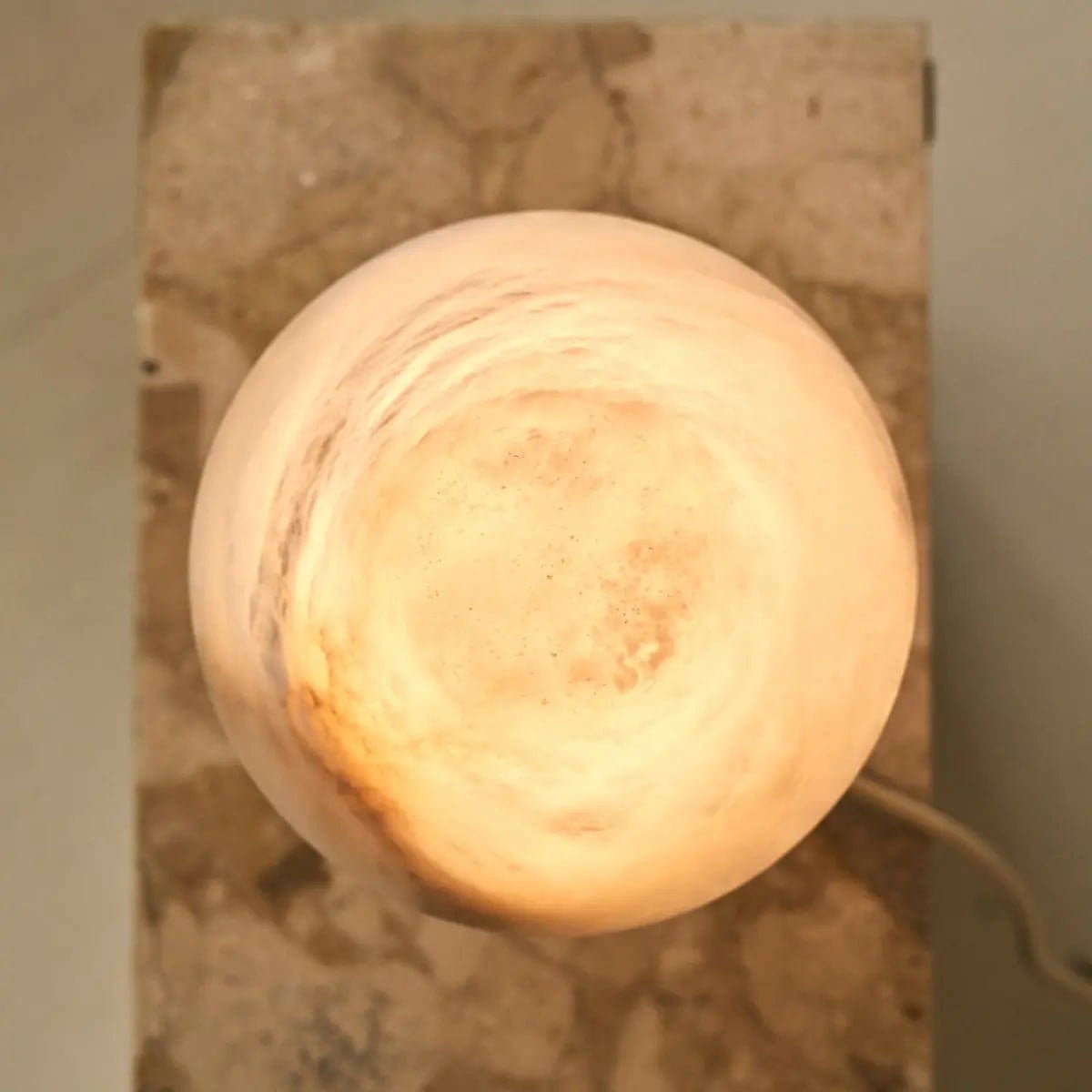 Lumière et Matière – Lampe Alessandra en albâtre naturel, design moderne et unique