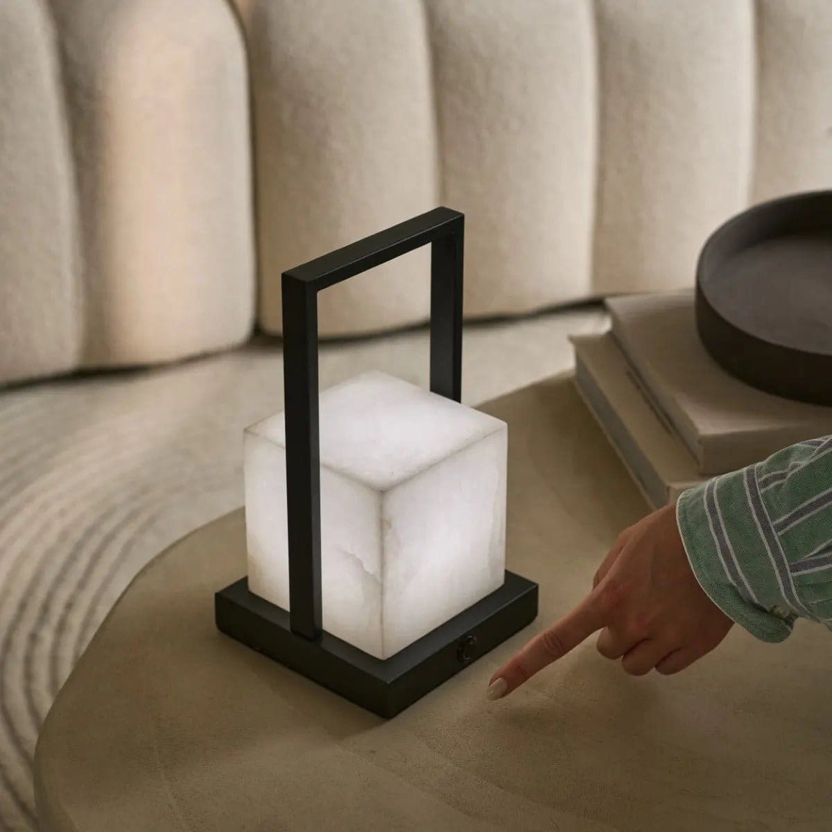 Nola Élégante – Lampe rechargeable en albâtre massif et métal noir (pièce neuve)