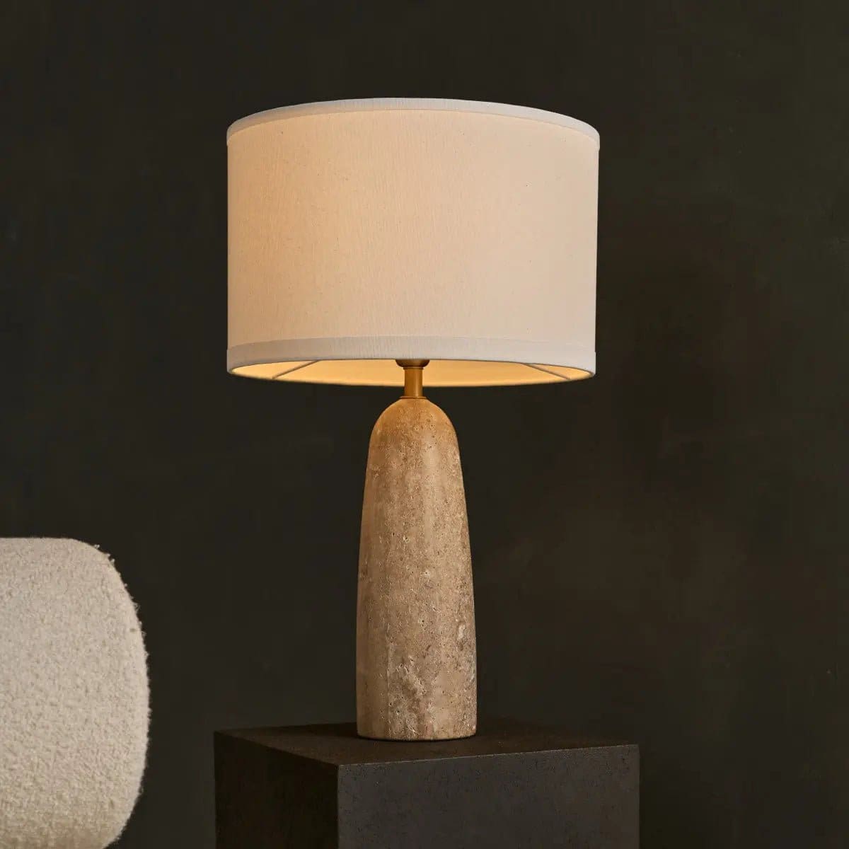 Isla – Lampe en travertin massif avec abat-jour en coton, élégance intemporelle (pièce neuve)