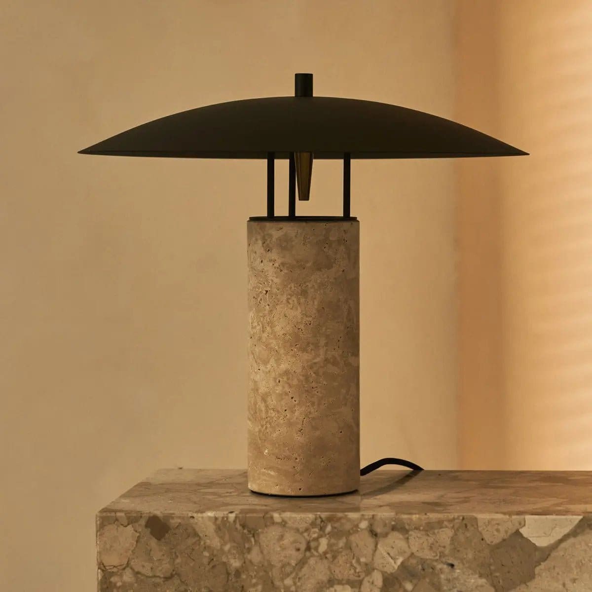 Lampe de table Nicolaas en travertin et métal – Création italienne neuve et raffinée