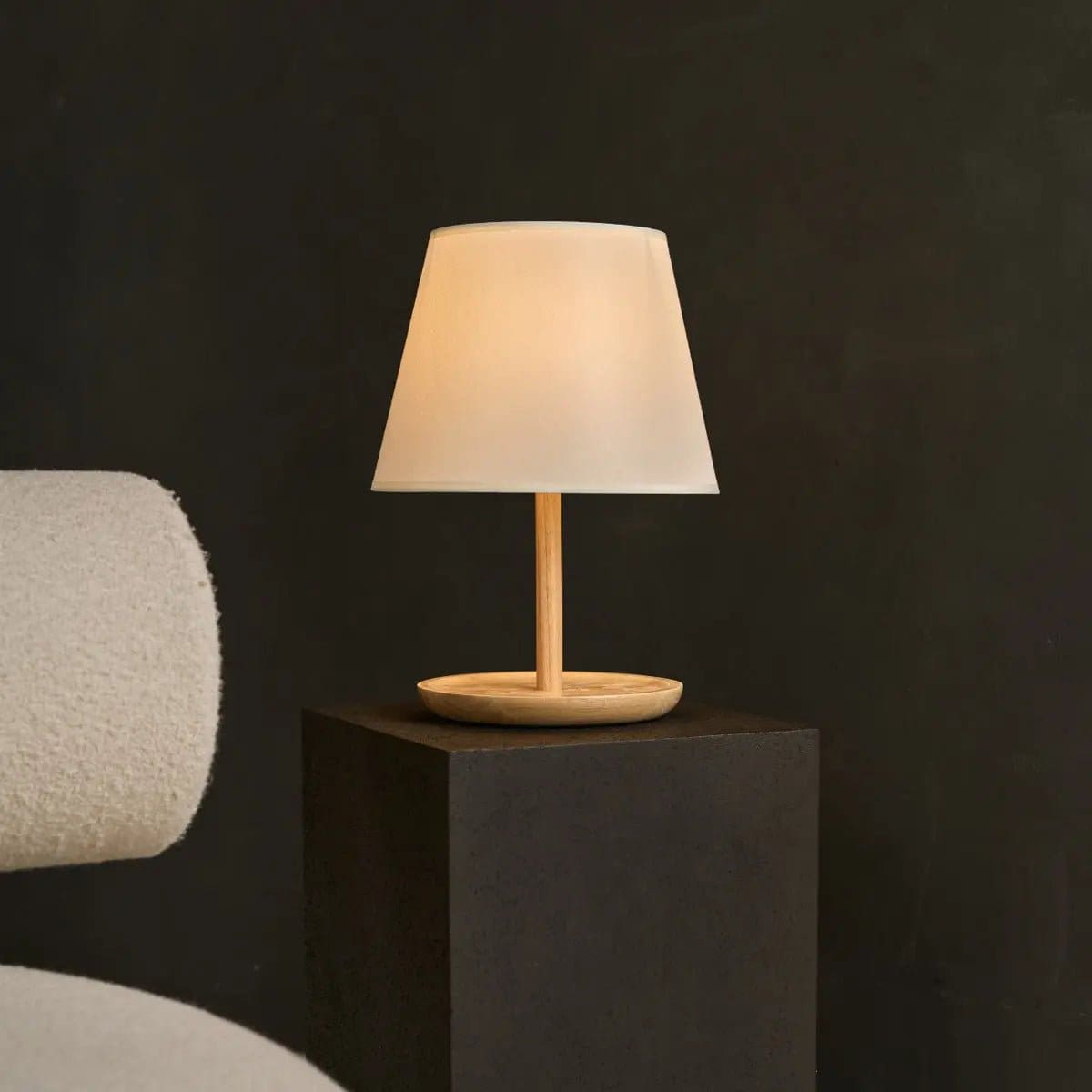 Lumière authentique – Lampe Emily avec base boisée et abat-jour crème (édition neuve)