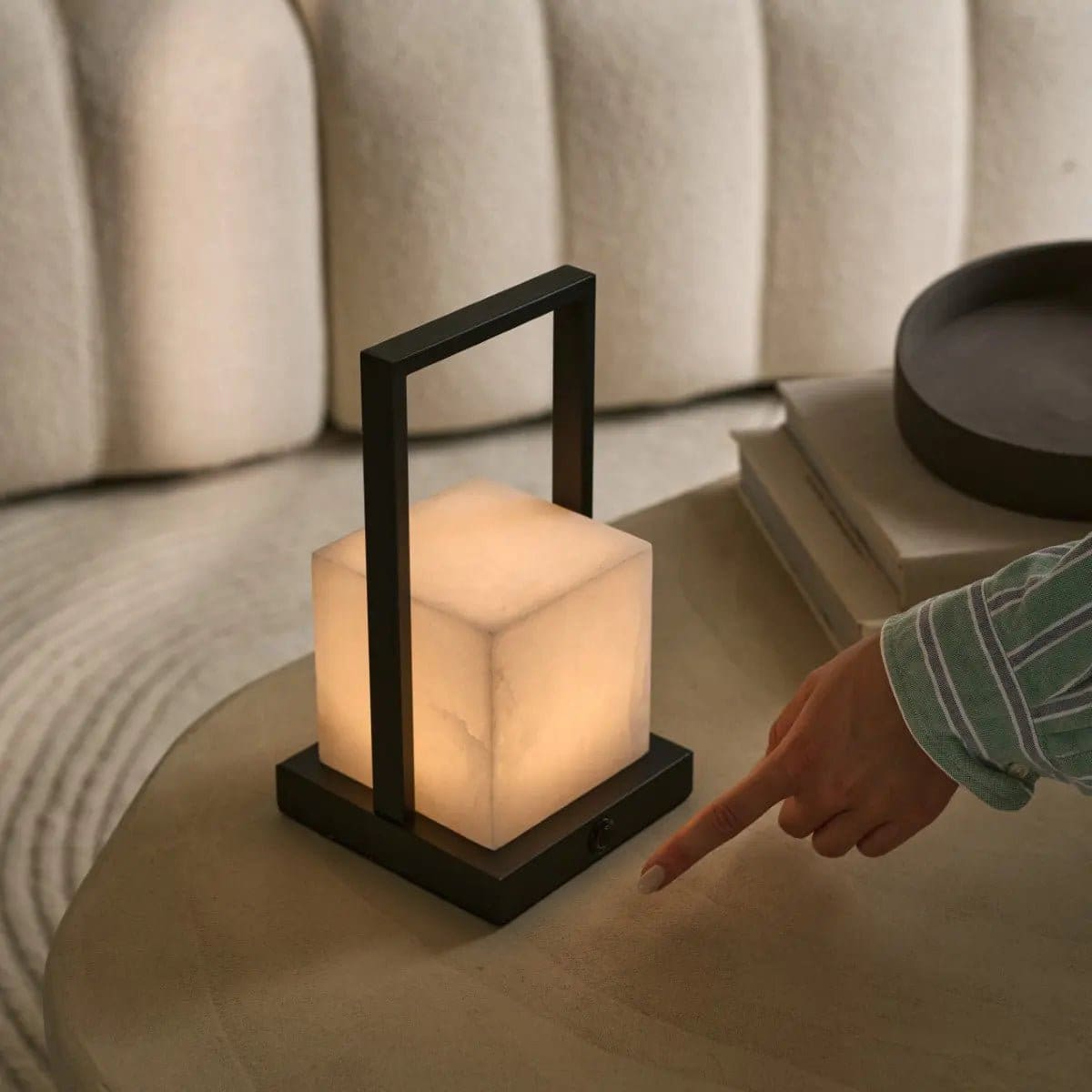 Nola Élégante – Lampe rechargeable en albâtre massif et métal noir (pièce neuve)