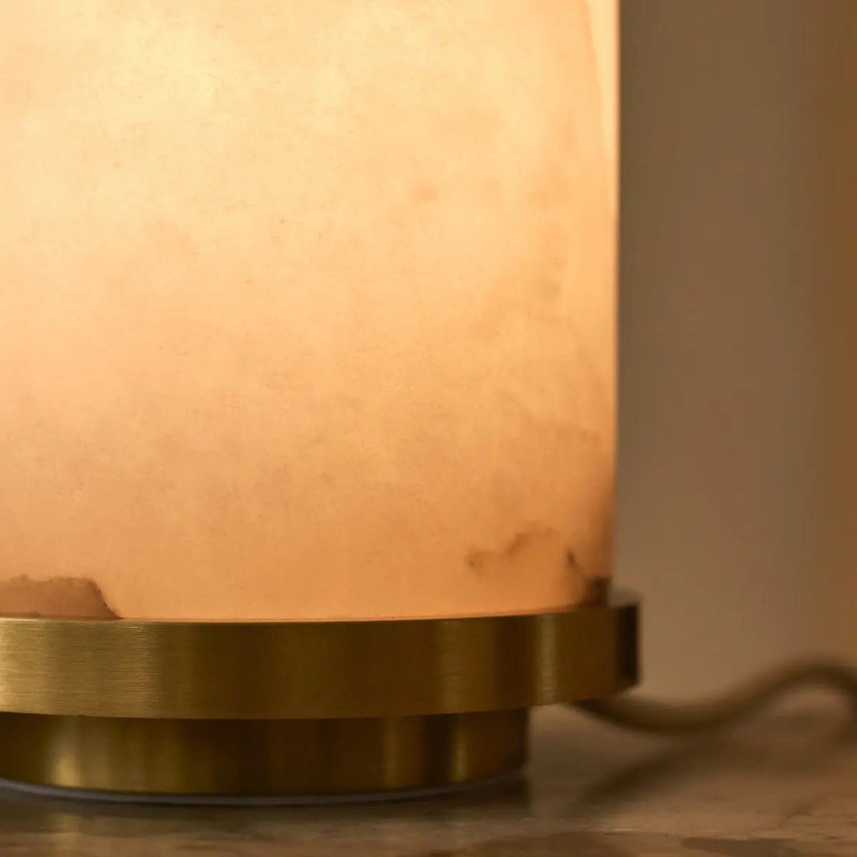 Mateo – Lampe en albâtre élégante avec base dorée (pièce neuve)