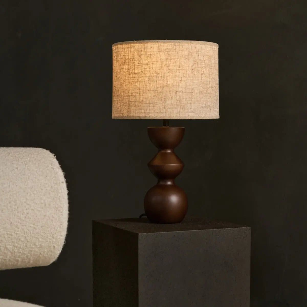 Lampe de table en bois brun foncé Kai – Abat-jour sable, création artisanale neuve