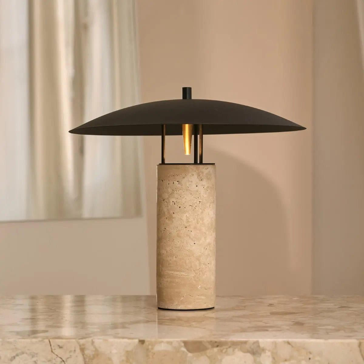 Lampe de table Nicolaas en travertin et métal – Création italienne neuve et raffinée
