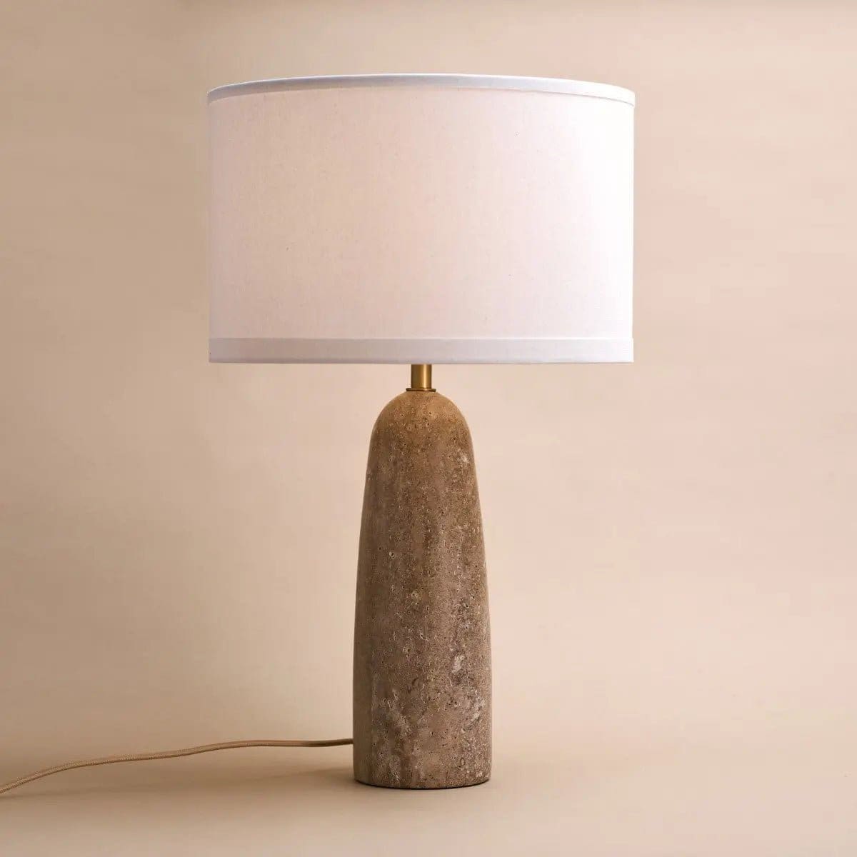 Isla – Lampe en travertin massif avec abat-jour en coton, élégance intemporelle (pièce neuve)