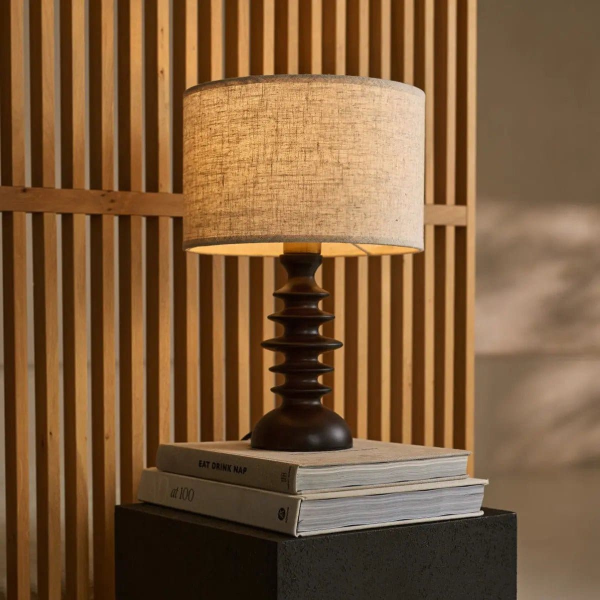 Ambiance bohème chic – Lampe artisanale Bodhi en bois marron et abat-jour lin (édition neuve)
