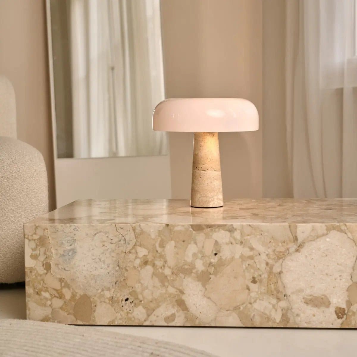 Lampe en travertin Emily – Design élégant fait à la main avec abat-jour en verre (pièce neuve)
