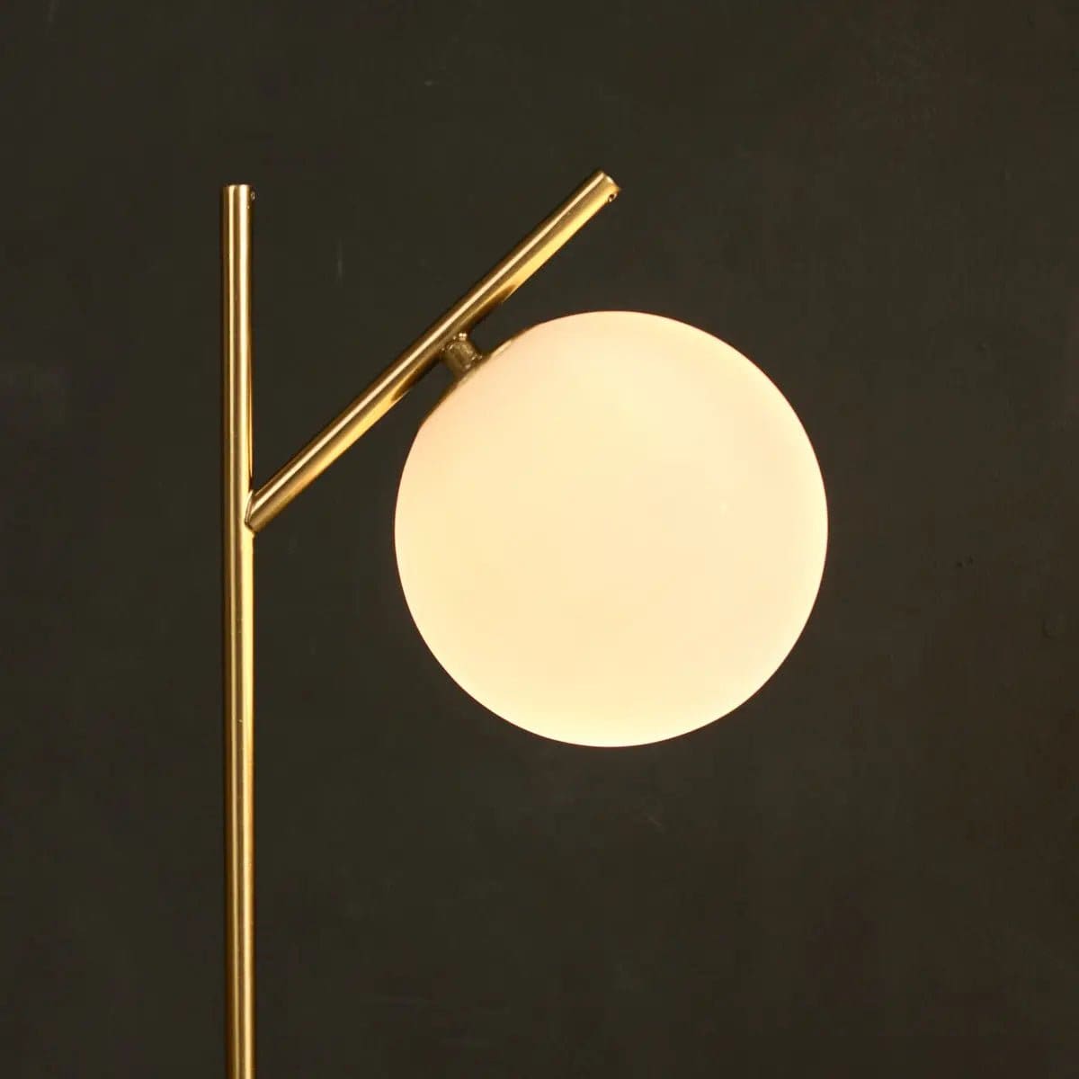 Pureté minérale – Lampe neuve Madison en marbre et métal avec globe en verre dépoli